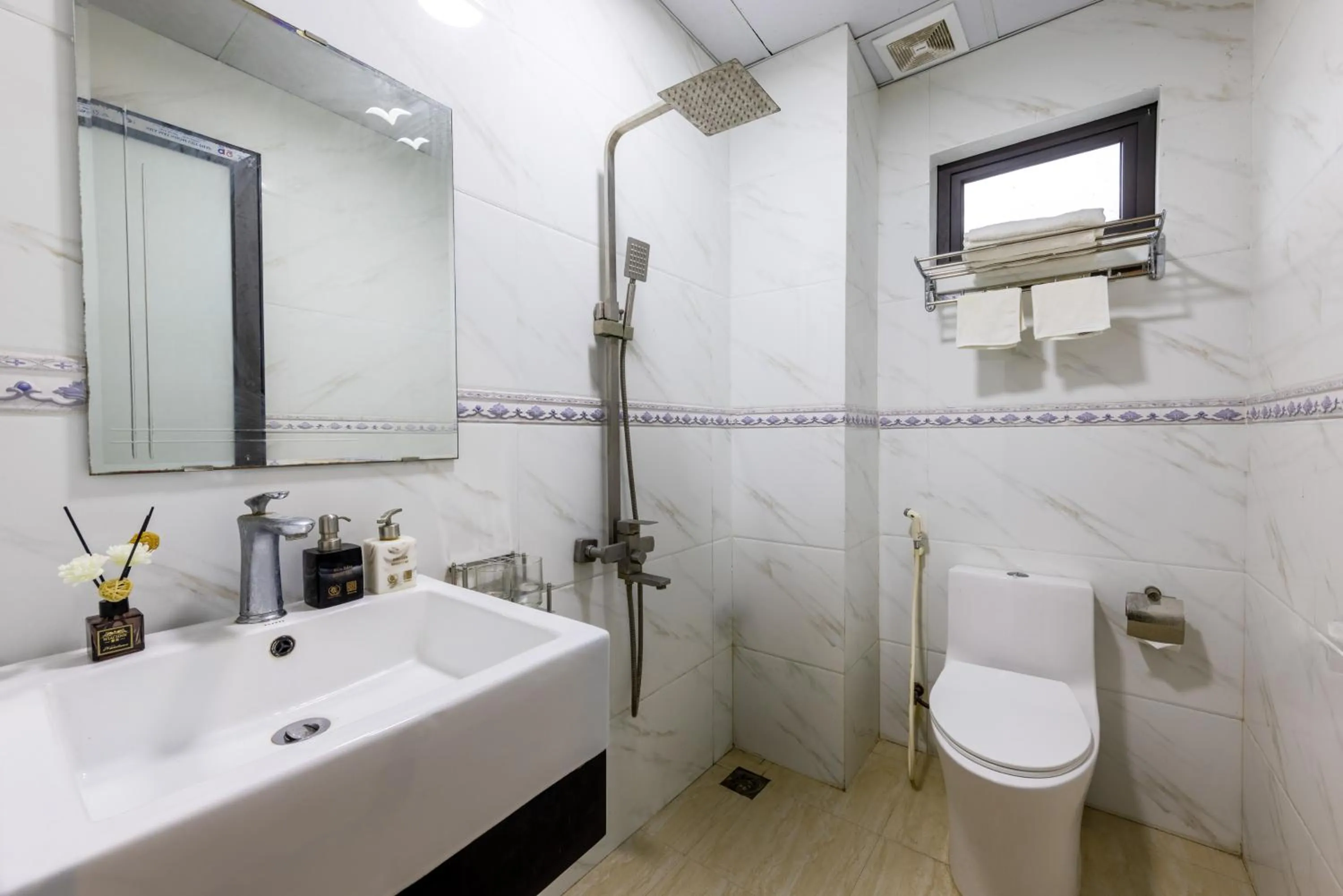 Shower in Cat Ba Xanh Spring Garden Hotel