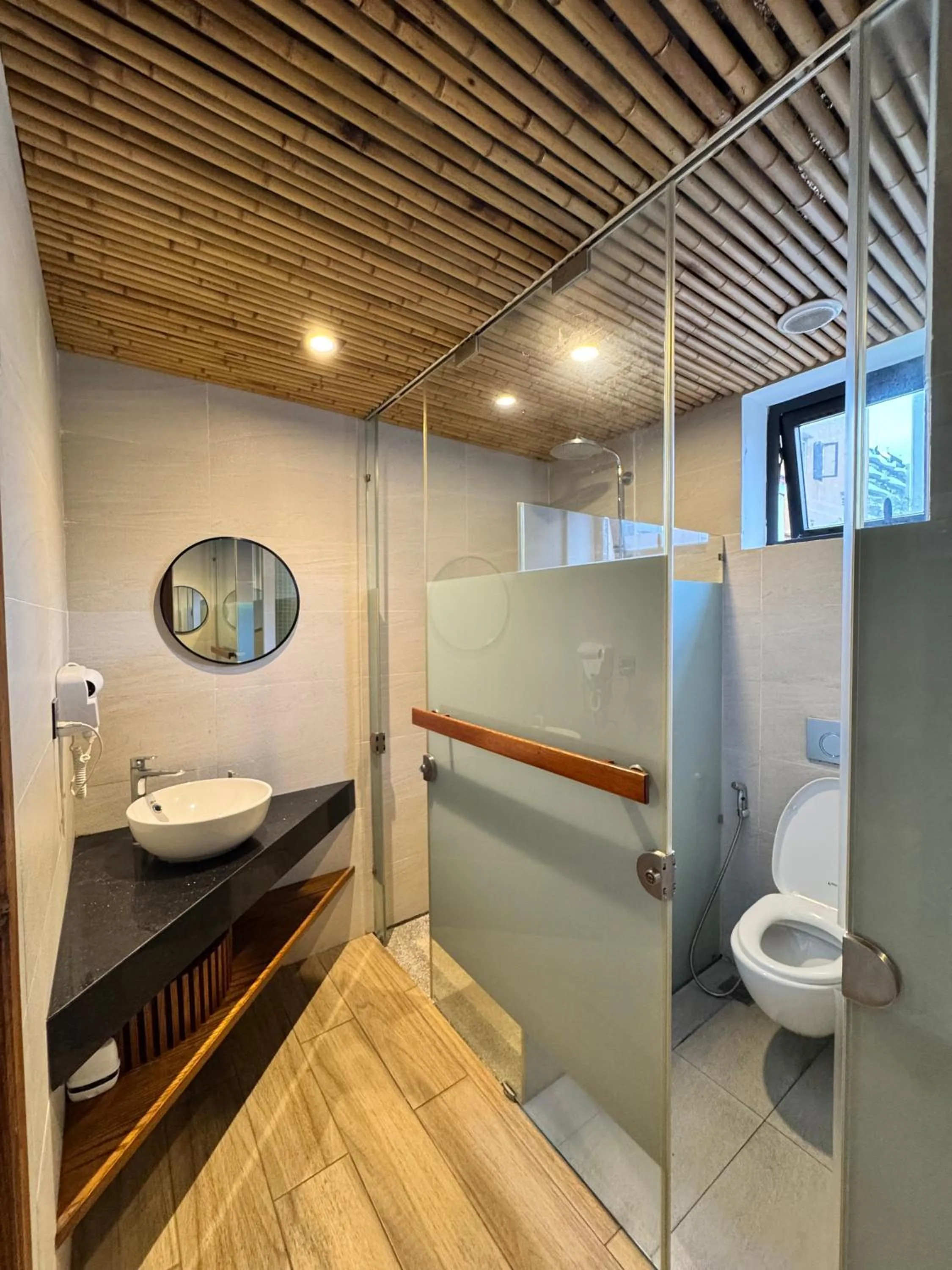 Shower in LUK Inn Hotel - An Thượng, Đà Nẵng