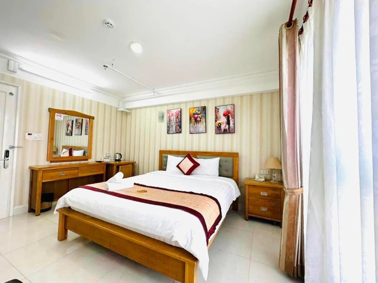 Shower, Bed in Gold Dream Hotel