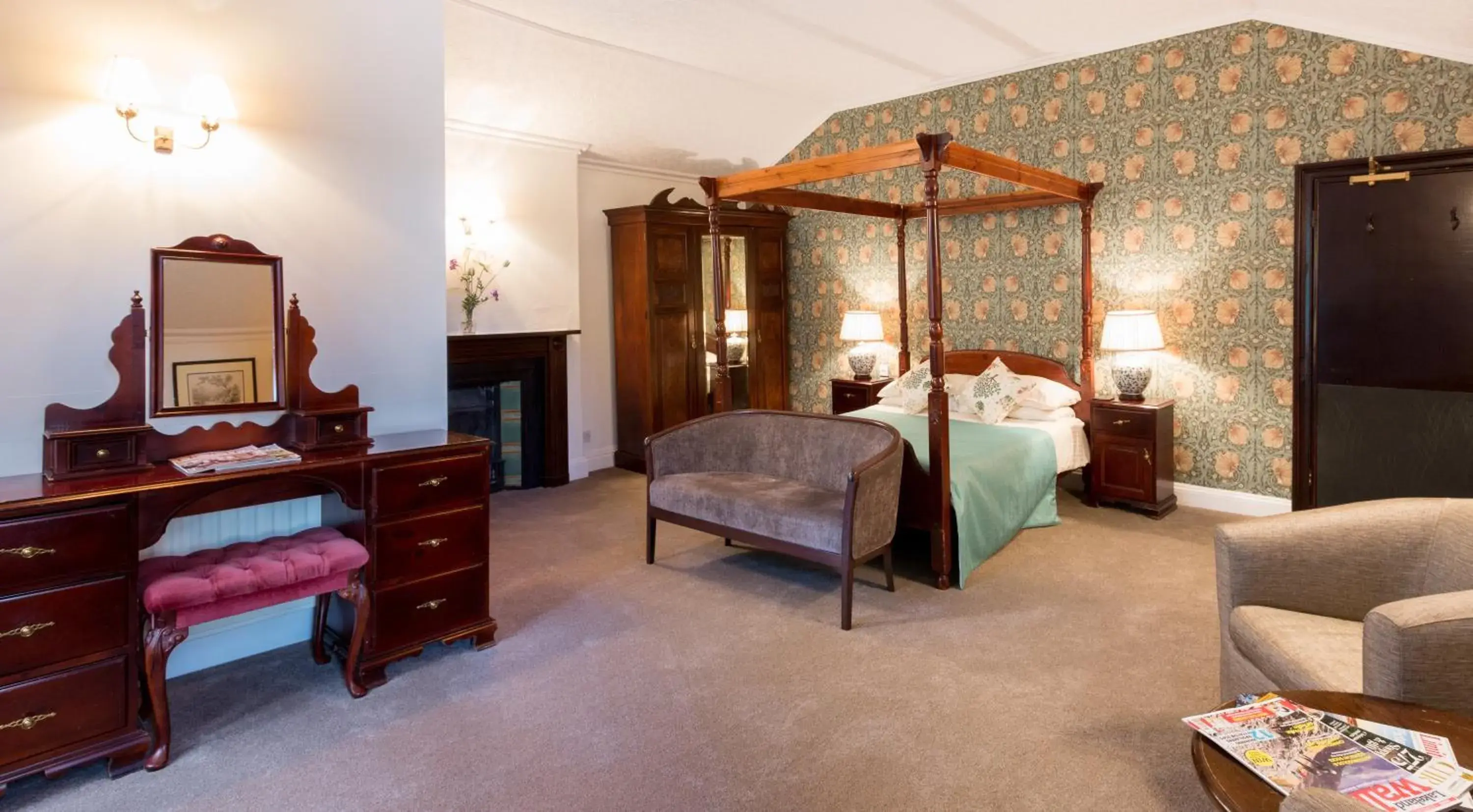 Large Double Room in Badger Bar Large Double Room in Badger Bar