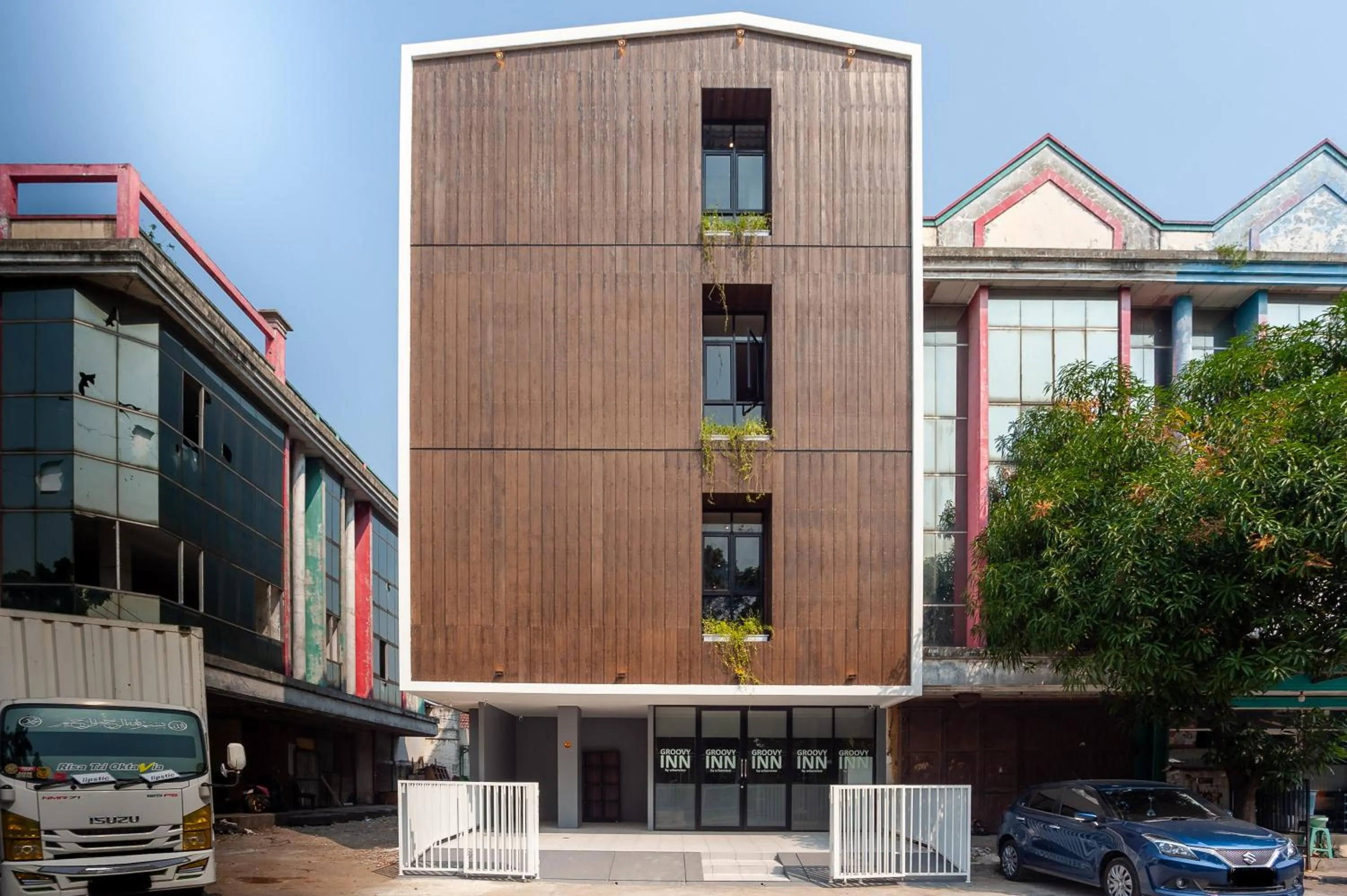 Property building in Urbanview Hotel Groovy Inn Tangerang