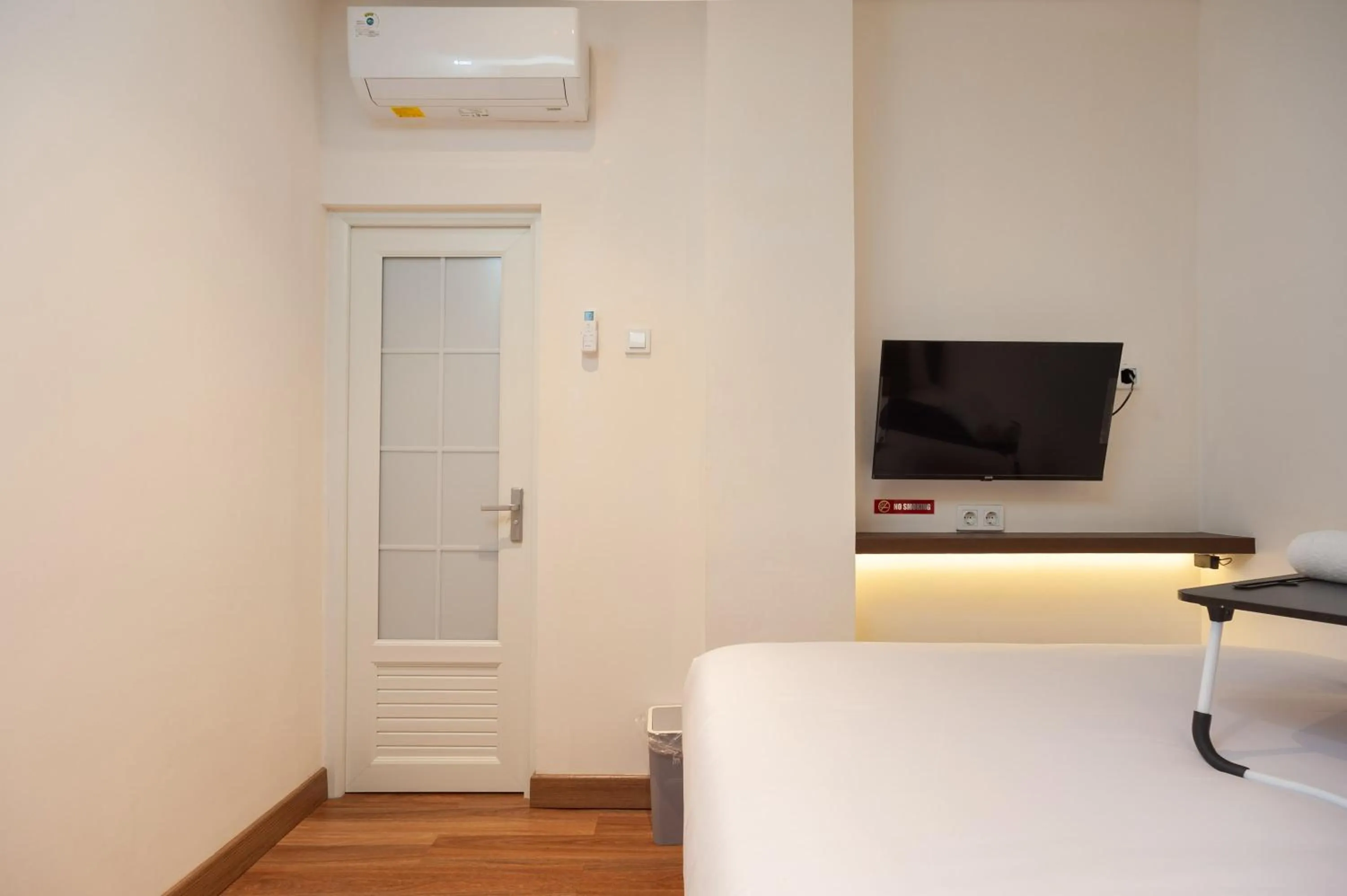 Bedroom, Bed in Urbanview Hotel Groovy Inn Tangerang