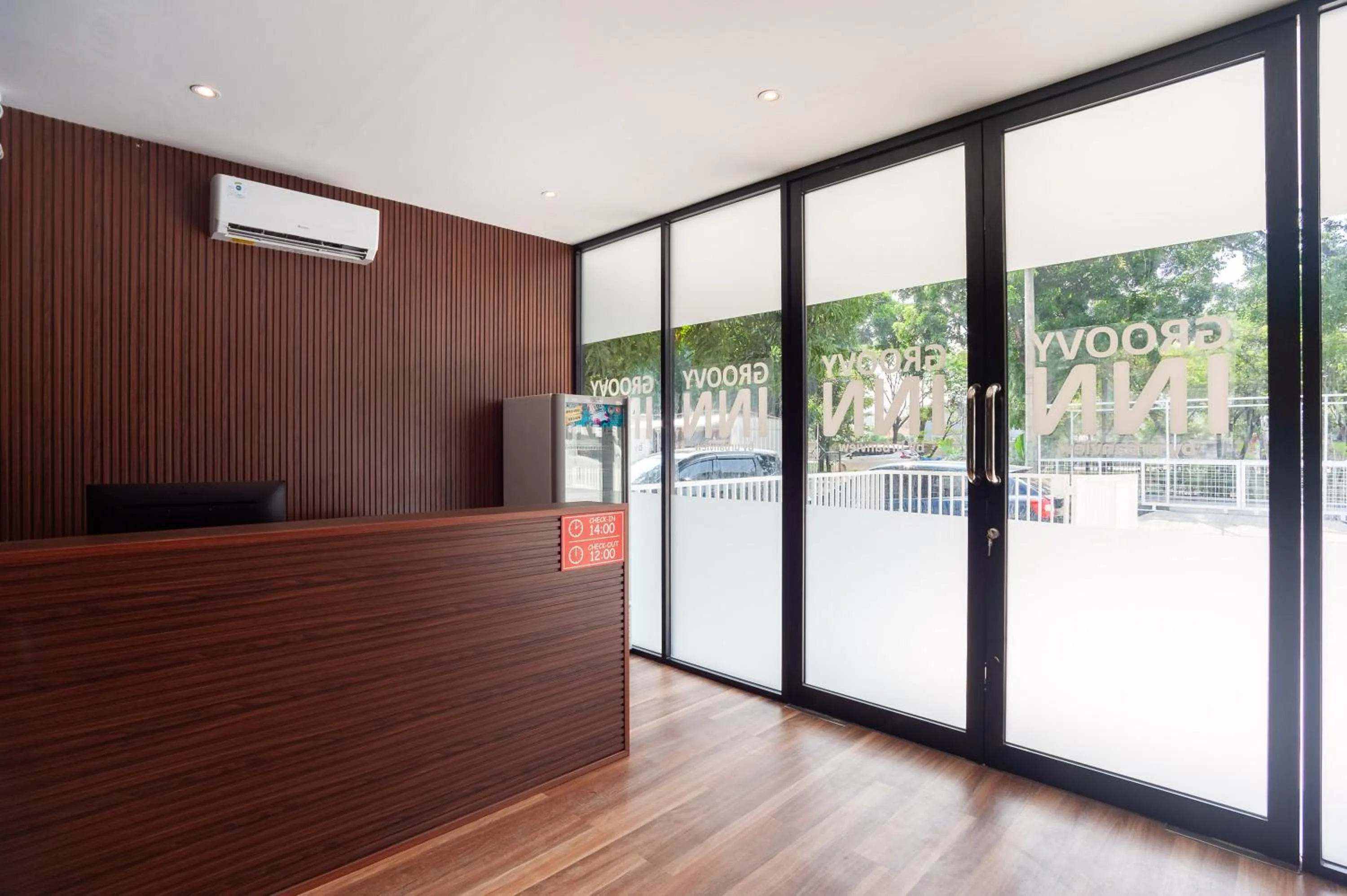 Lobby or reception in Urbanview Hotel Groovy Inn Tangerang