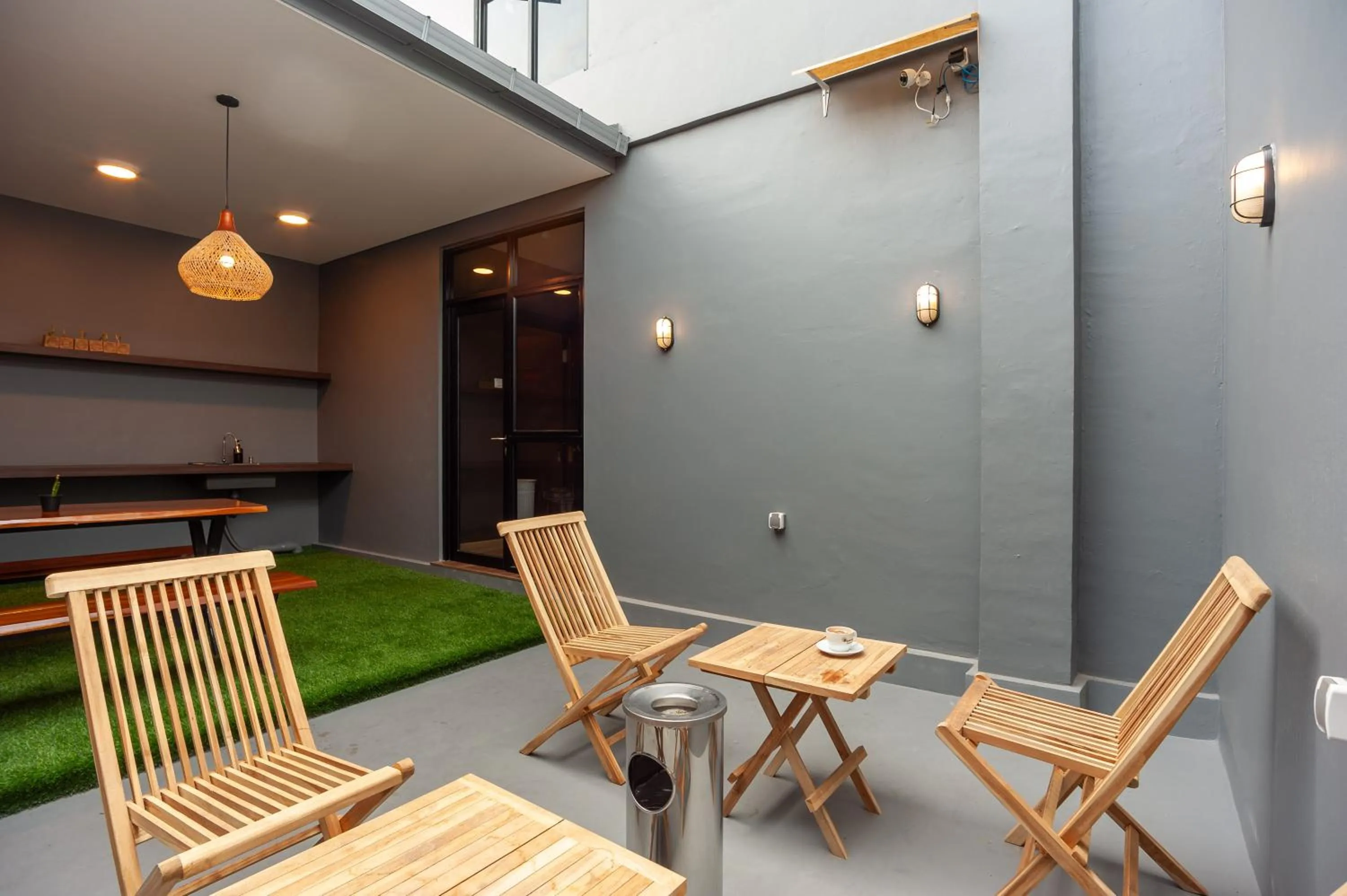 Seating area in Urbanview Hotel Groovy Inn Tangerang