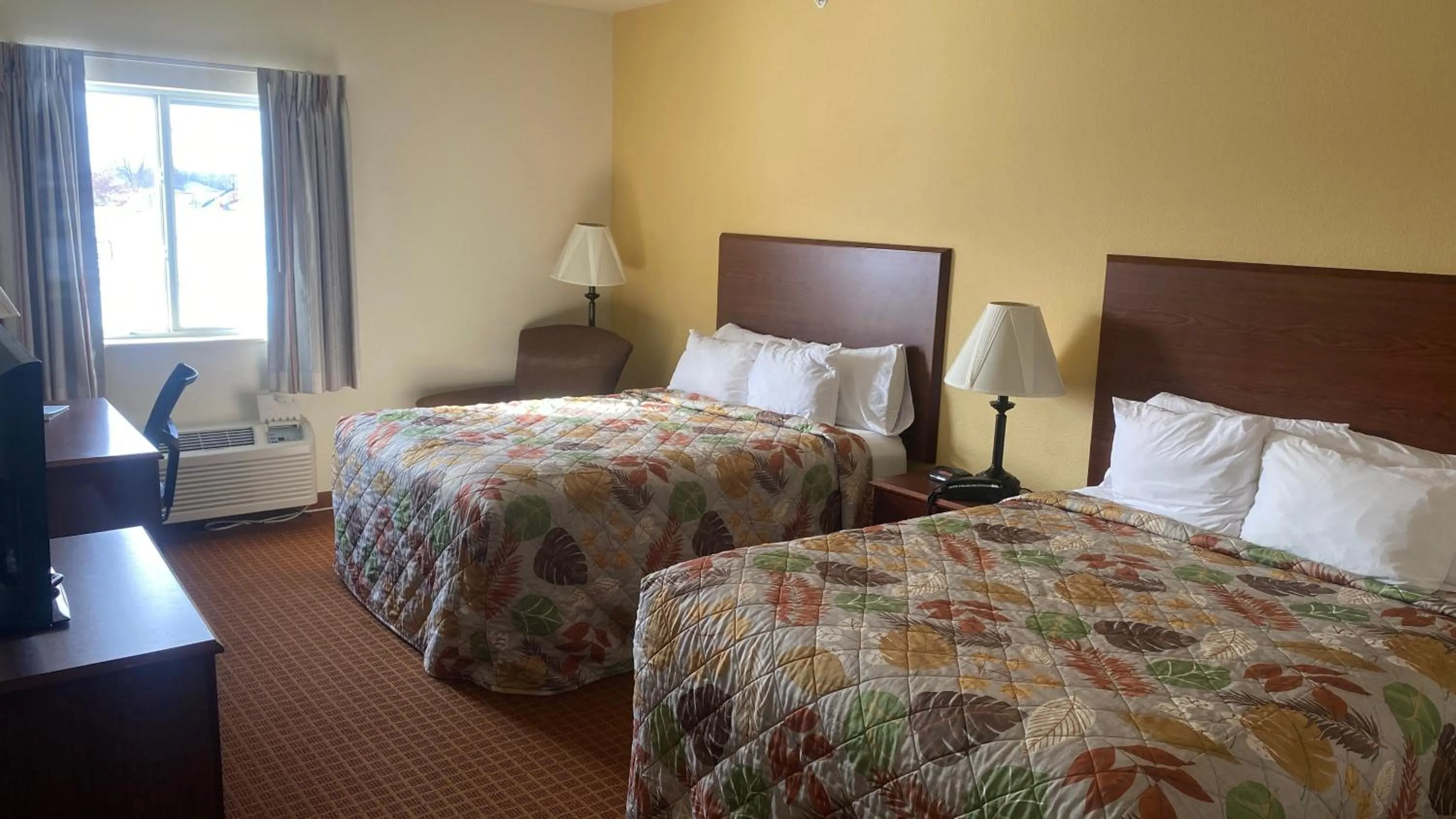 Bed in Park View Inn & Suites, Hoisington