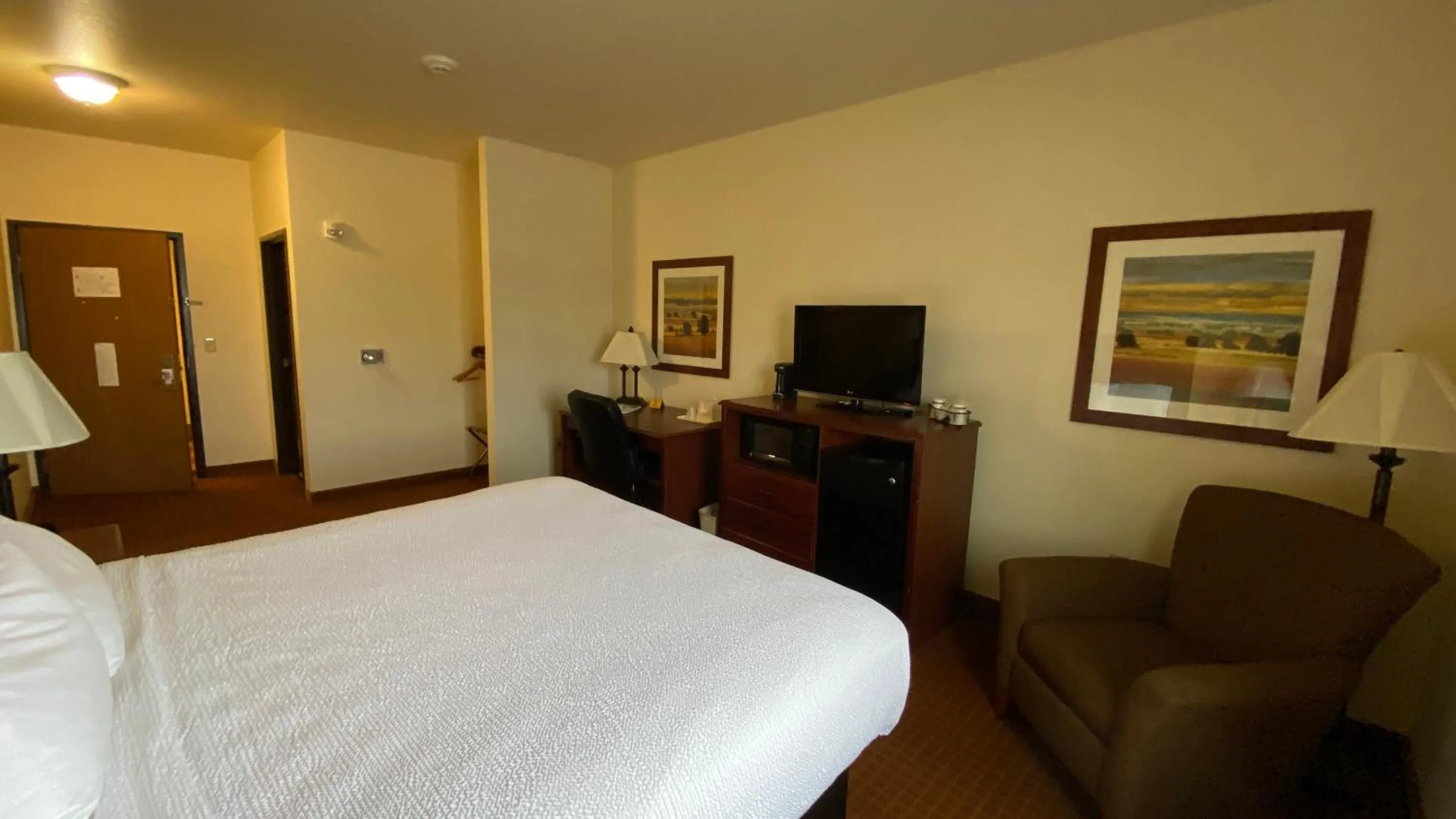 Coffee/tea facilities, Bed in Park View Inn & Suites, Hoisington