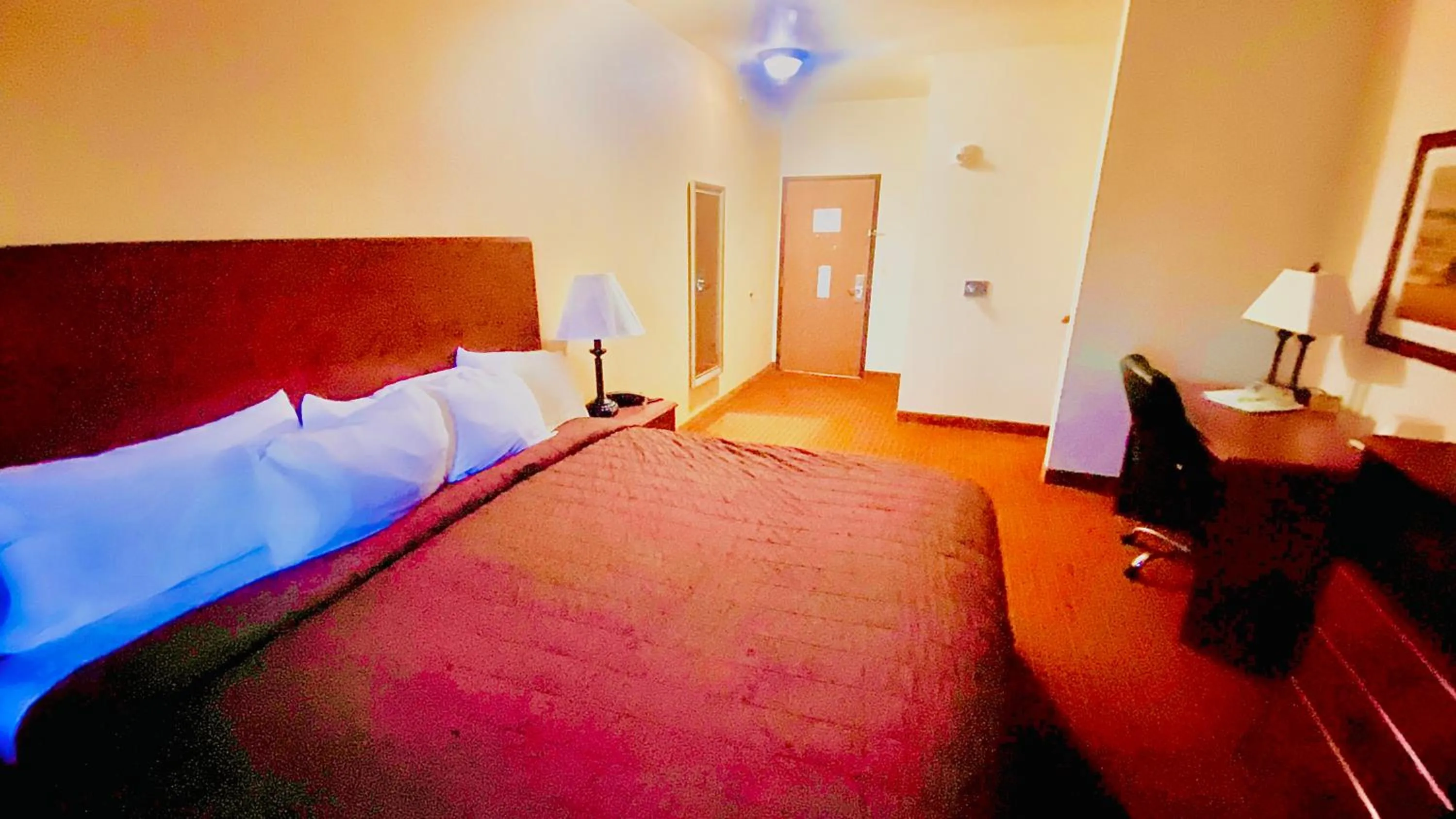 Bedroom, Bed in Park View Inn & Suites, Hoisington