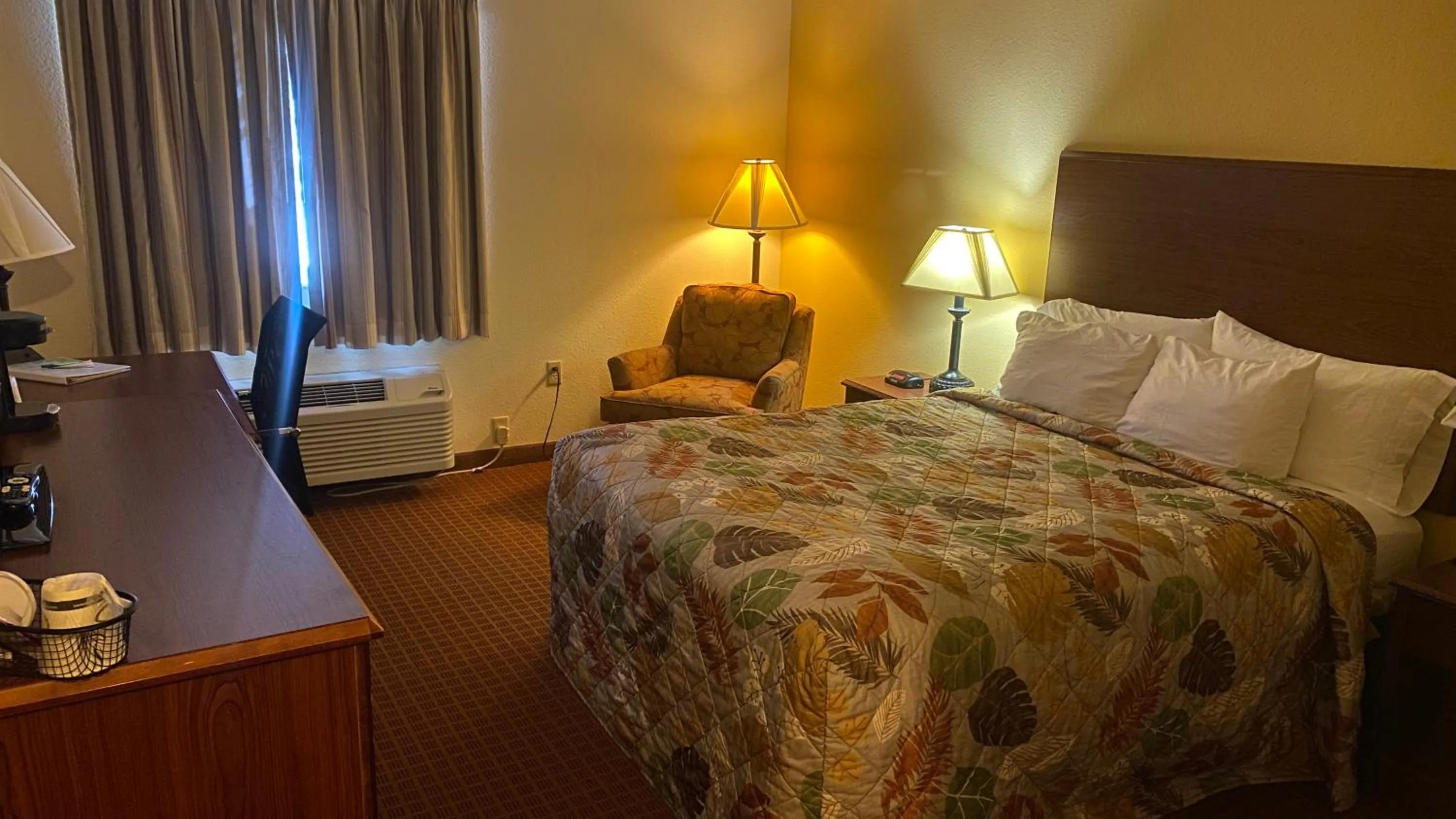 Bedroom, Bed in Park View Inn & Suites, Hoisington