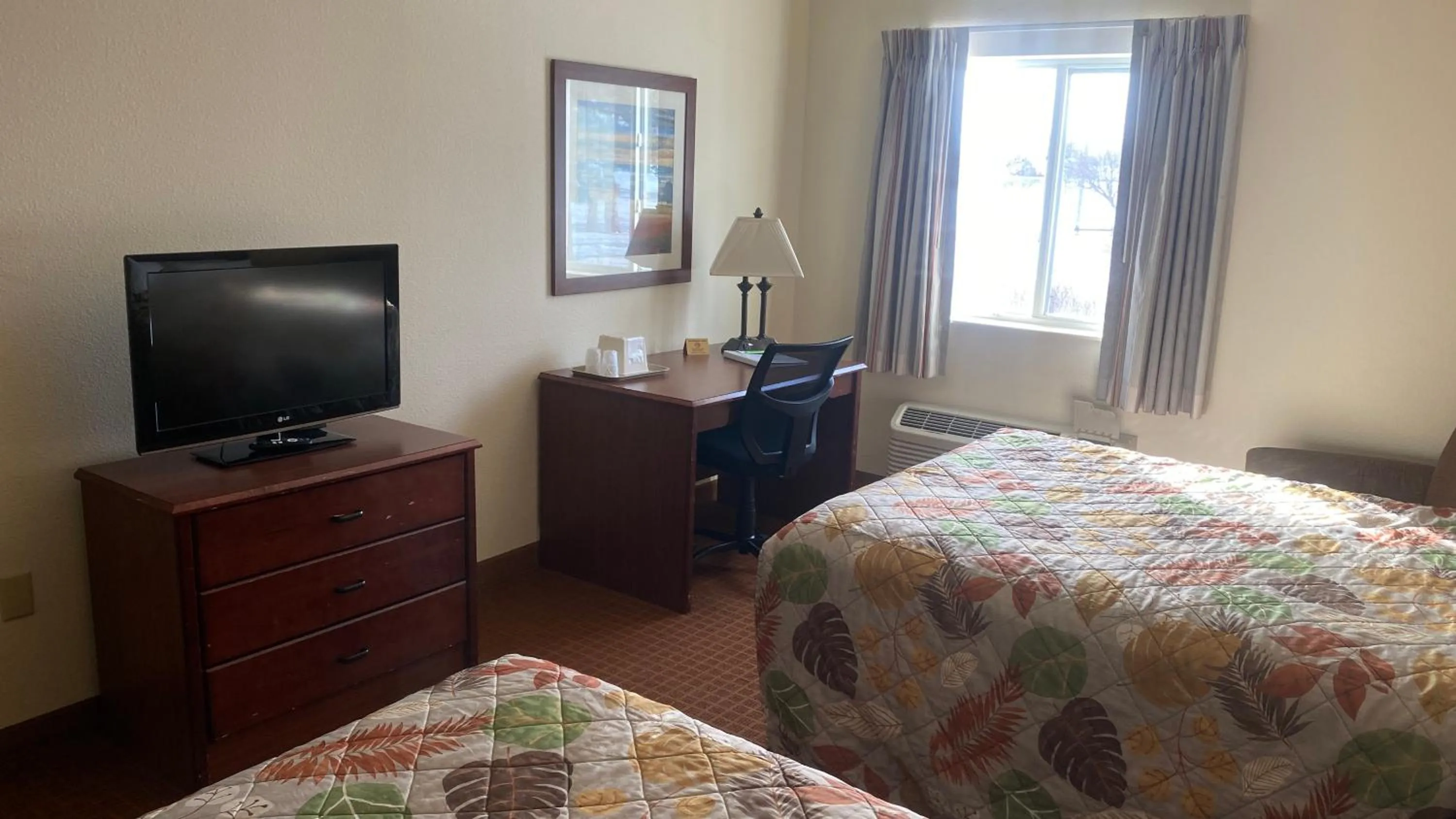 Photo of the whole room, Bed in Park View Inn & Suites, Hoisington
