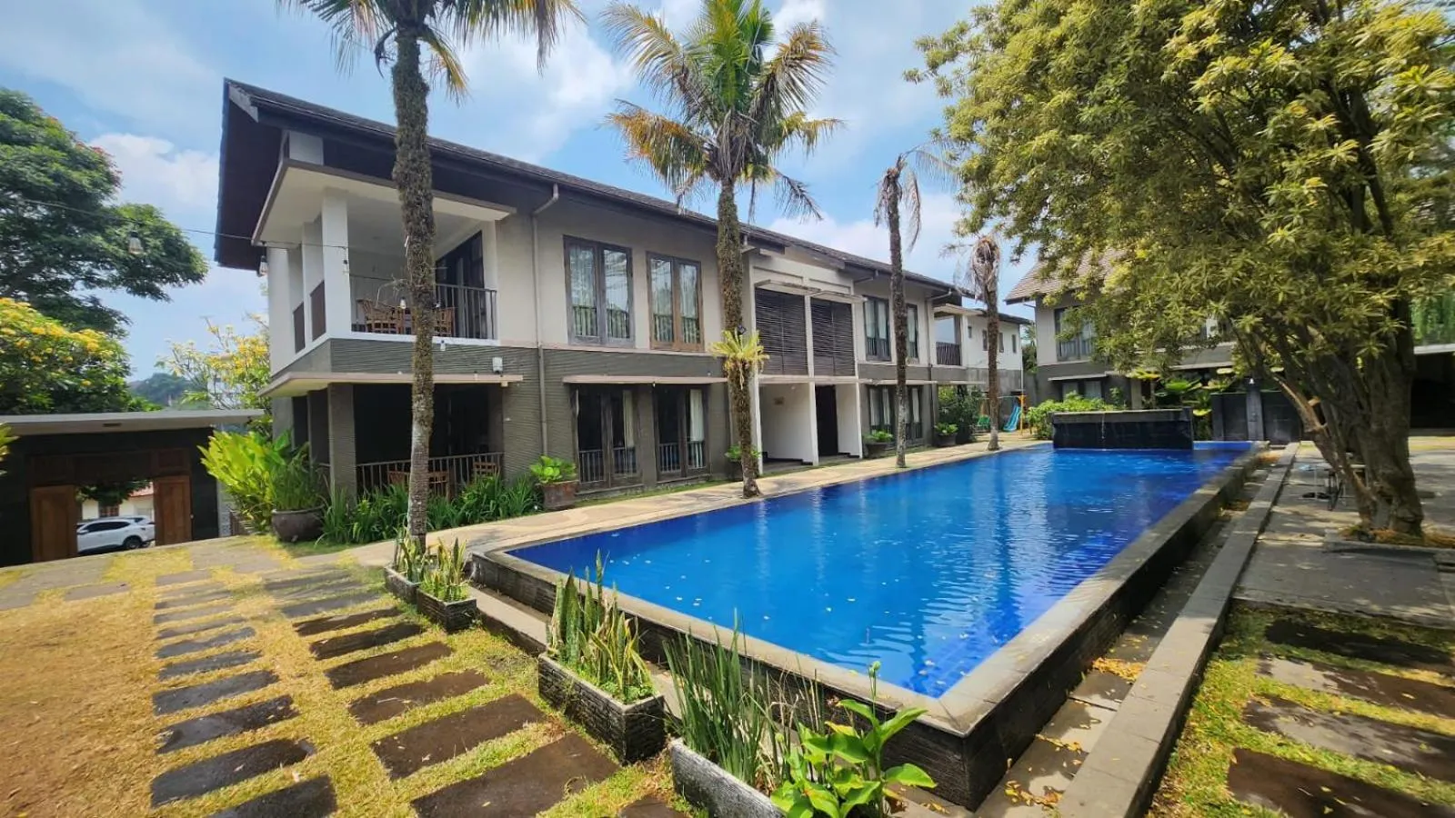 Pool view in Summer Hills Hotel & Villas Bandung
