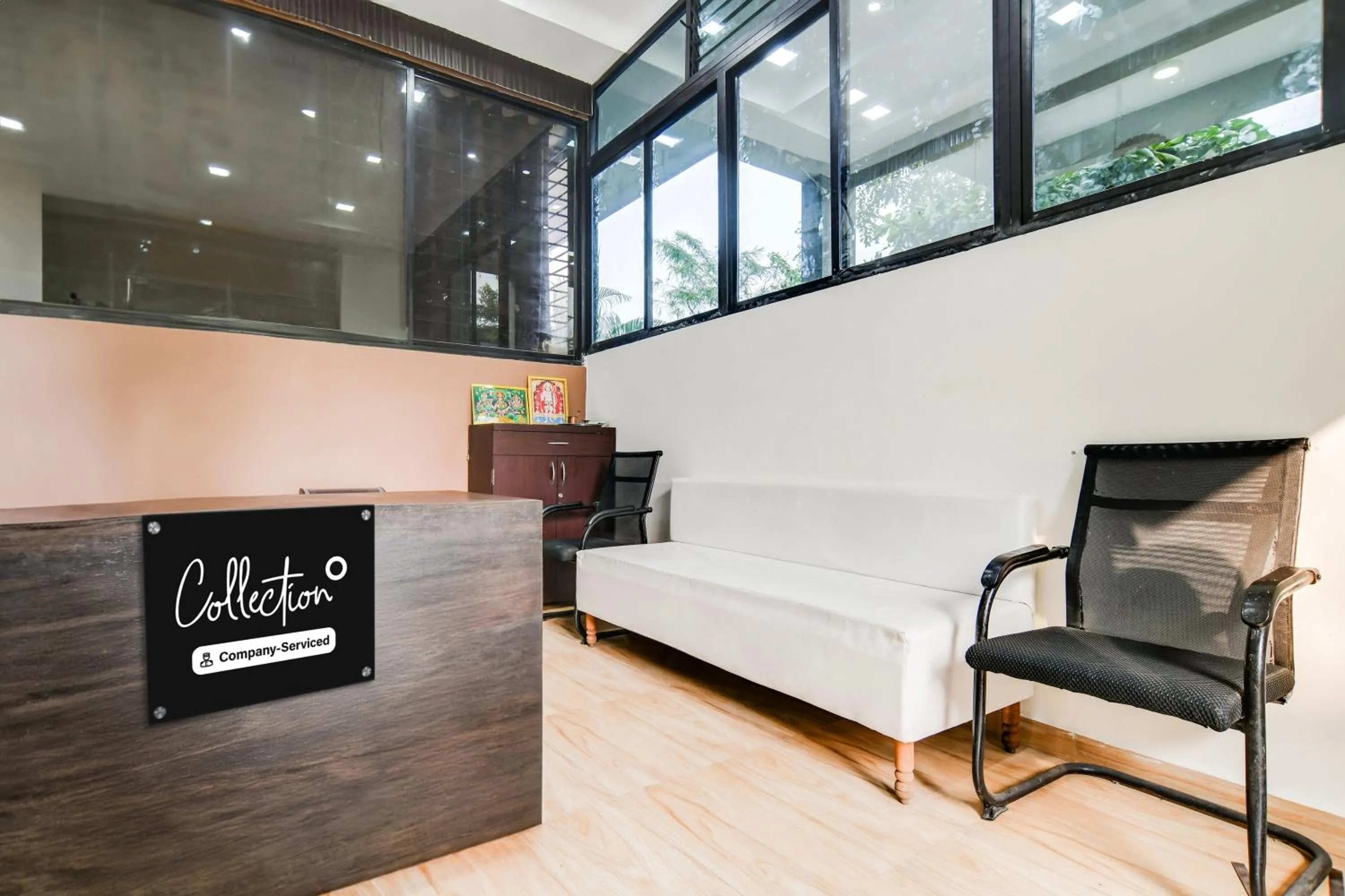 Lobby or reception, Bed in Collection O Indore Near Omax City 1