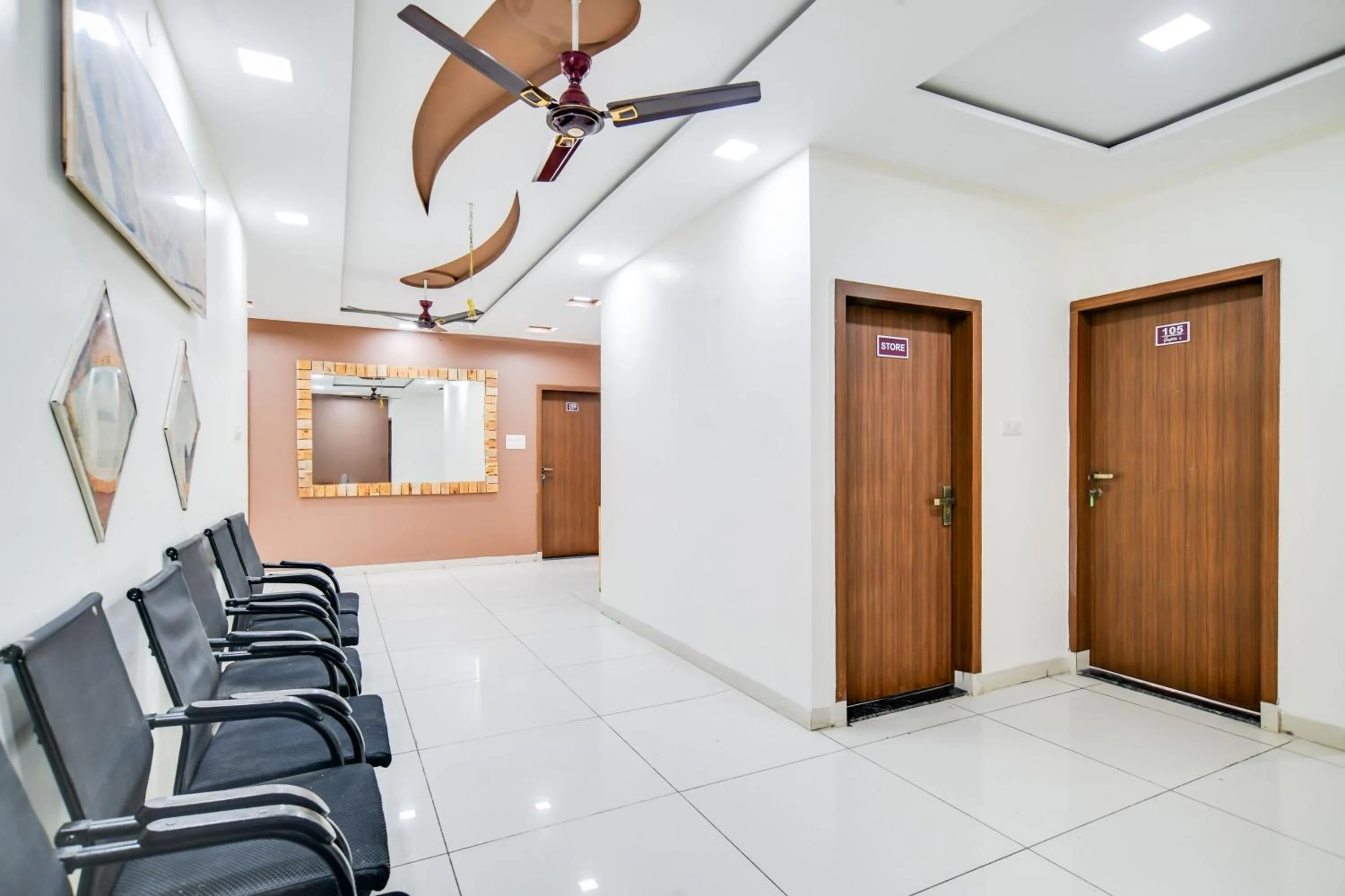 Lobby or reception in Super Collection O Indore Near Omax City 1