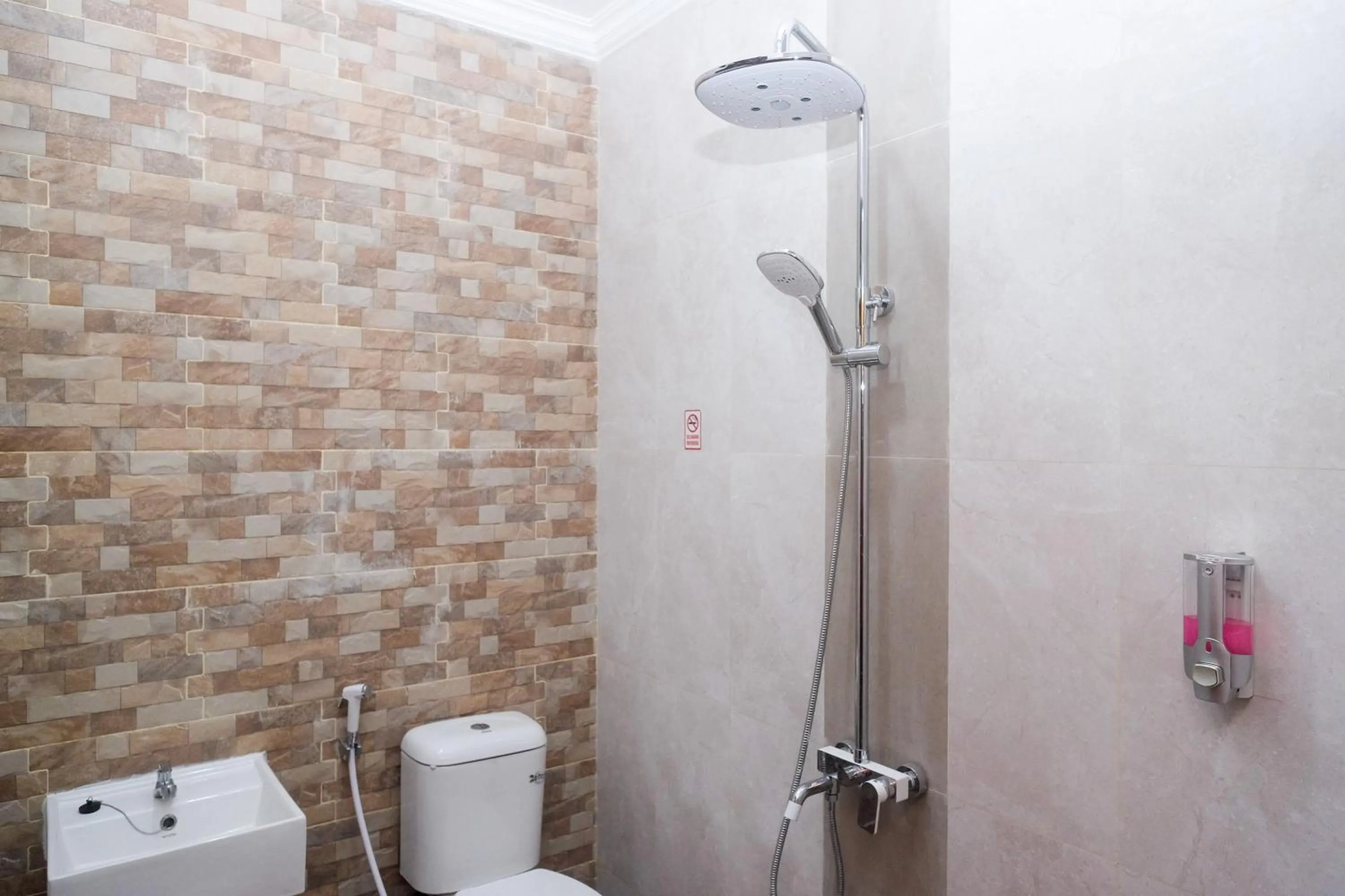 Bathroom in Urbanview Syariah Loji Arum Stasiun Klaten by RedDoorz