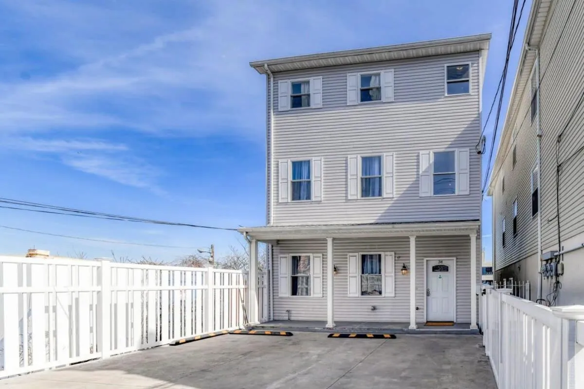 TWO Modern Apartment Minutes to NYC