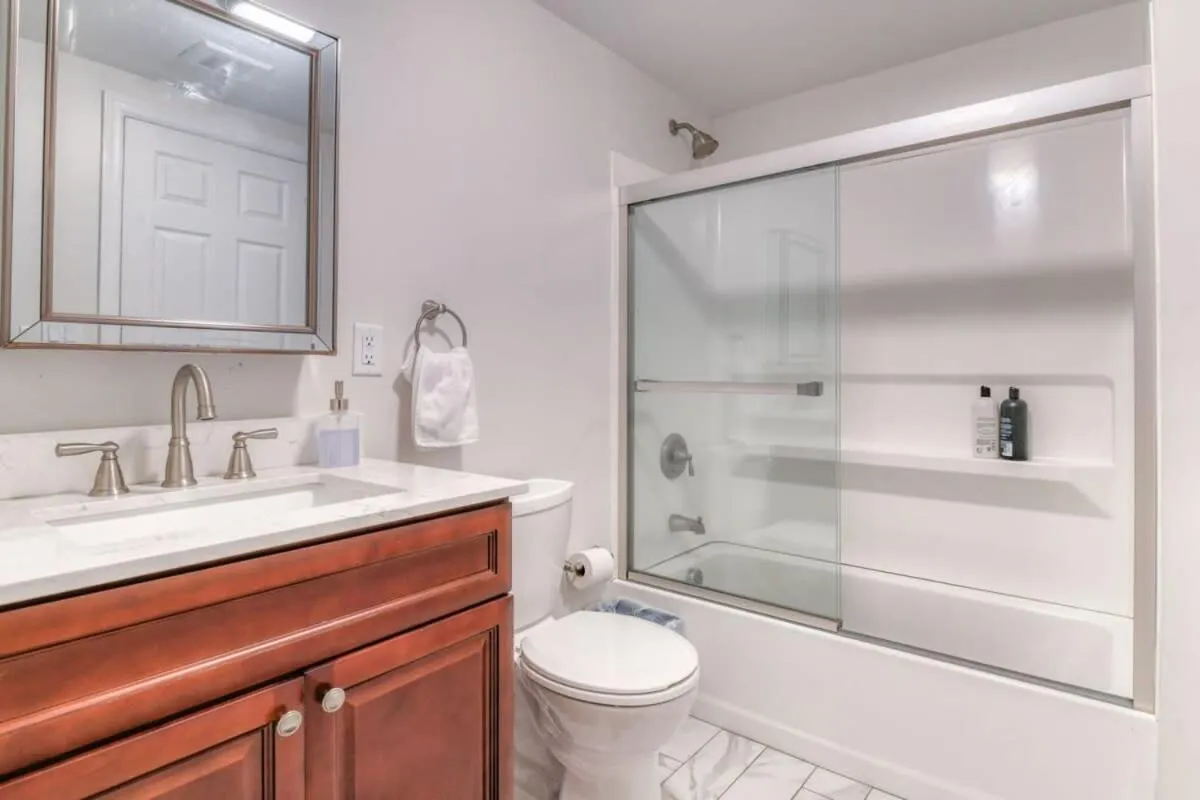 TWO Modern Apartment Minutes to NYC