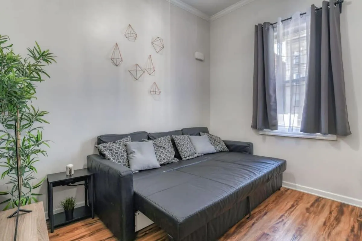 Bed in TWO Modern Apartment Minutes to NYC
