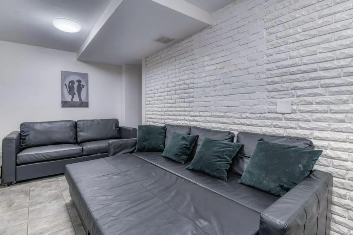 TWO Modern Apartment Minutes to NYC