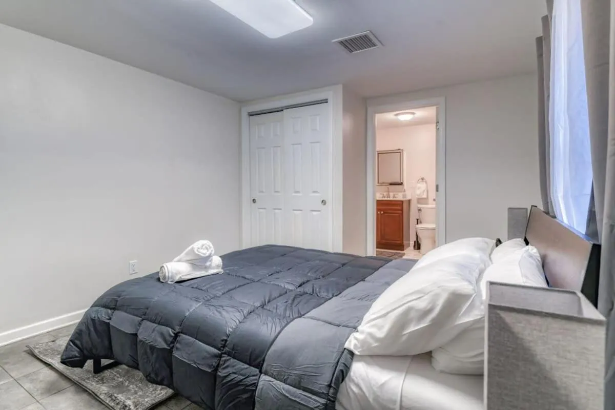 Bed in TWO Modern Apartment Minutes to NYC