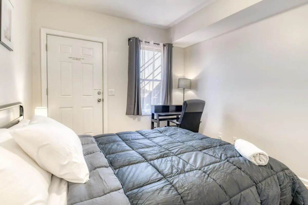 Bed in TWO Modern Apartment Minutes to NYC