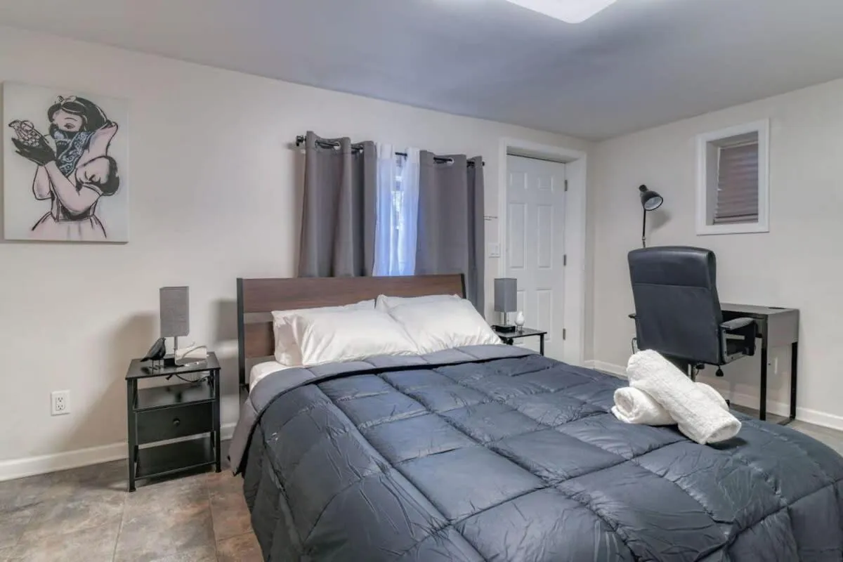 Bed in TWO Modern Apartment Minutes to NYC
