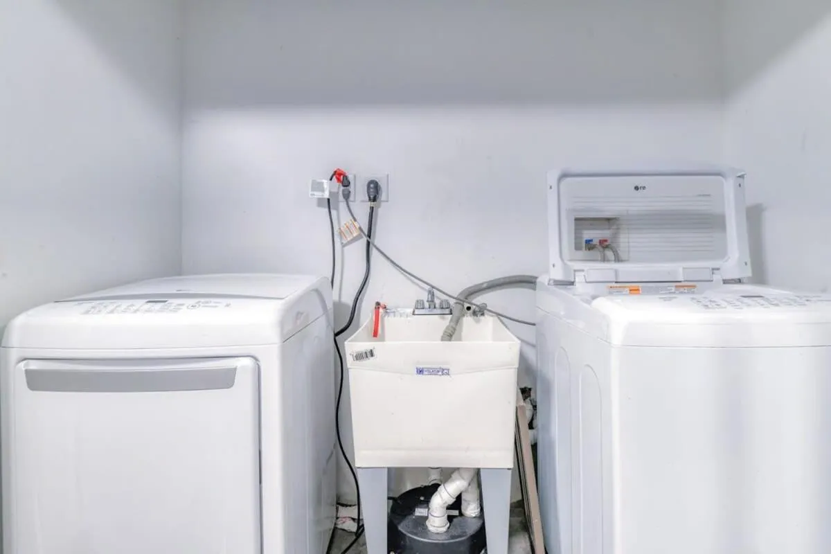 TWO Modern Apartment Minutes to NYC