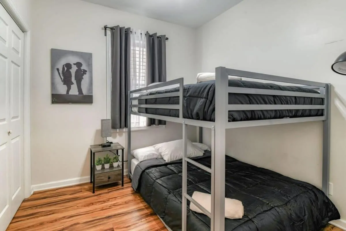 Bed in TWO Modern Apartment Minutes to NYC