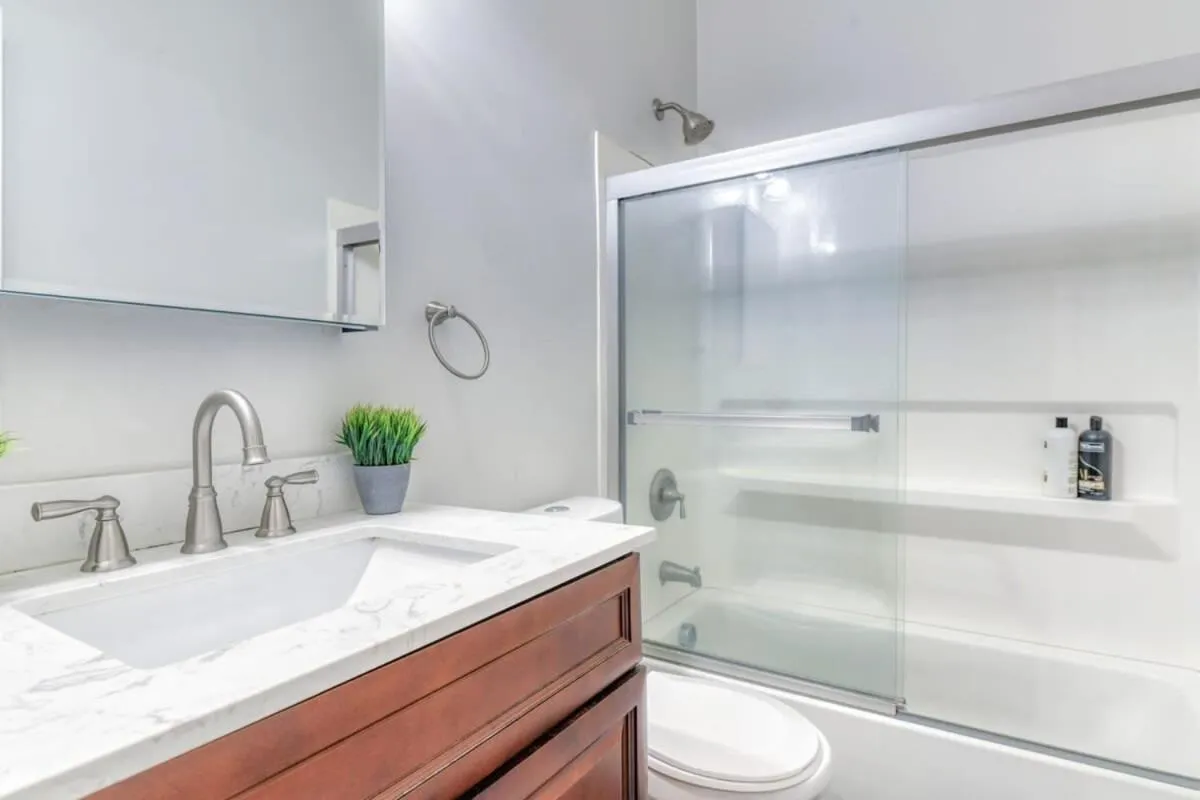 TWO Modern Apartment Minutes to NYC