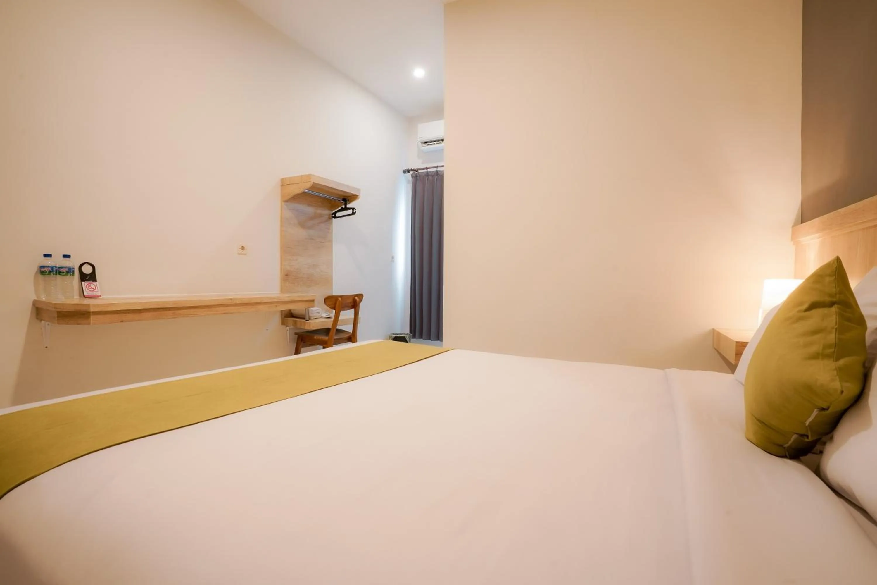 Bed in El Ora Hotel & Eatery Labuan Bajo