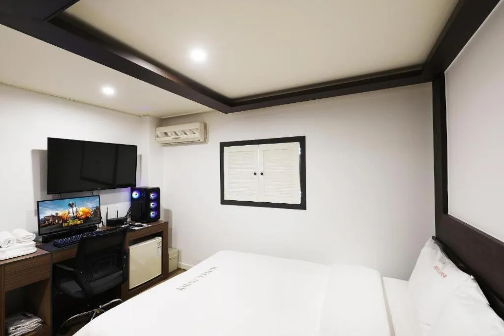 Bed, TV/Entertainment Center in Hotel Praha