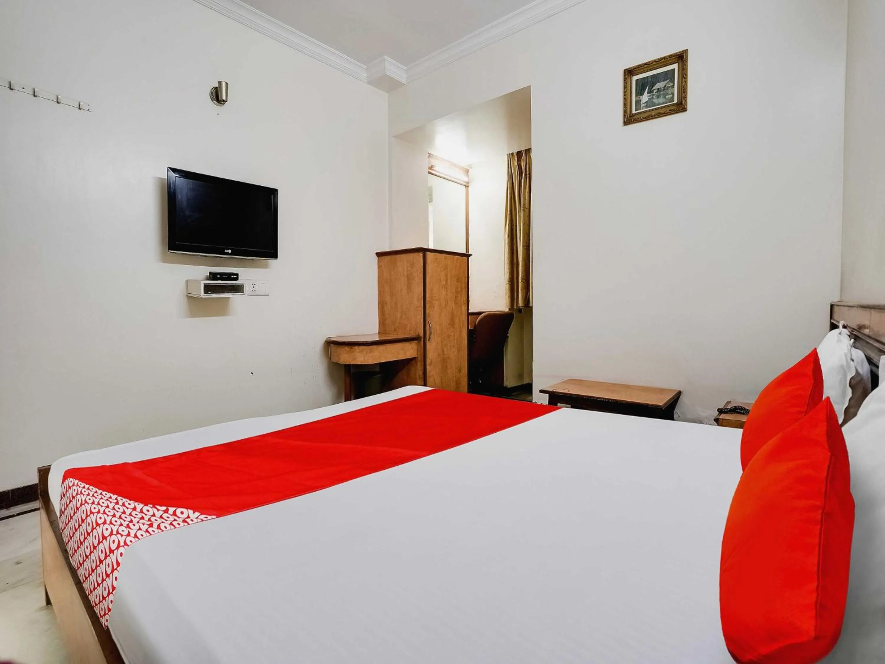 Bedroom, TV/Entertainment Center in OYO Flagship Hotel Raj