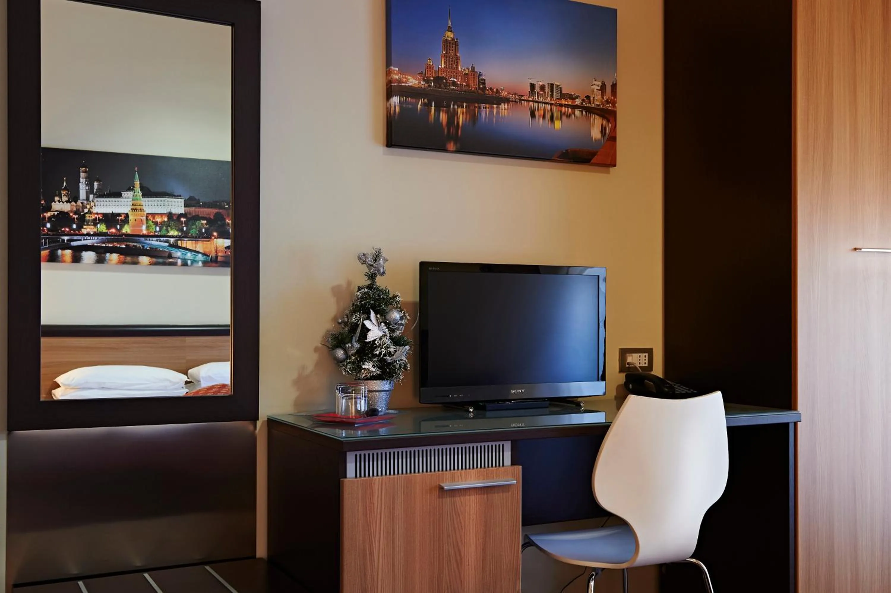 Photo of the whole room in Aleksandr