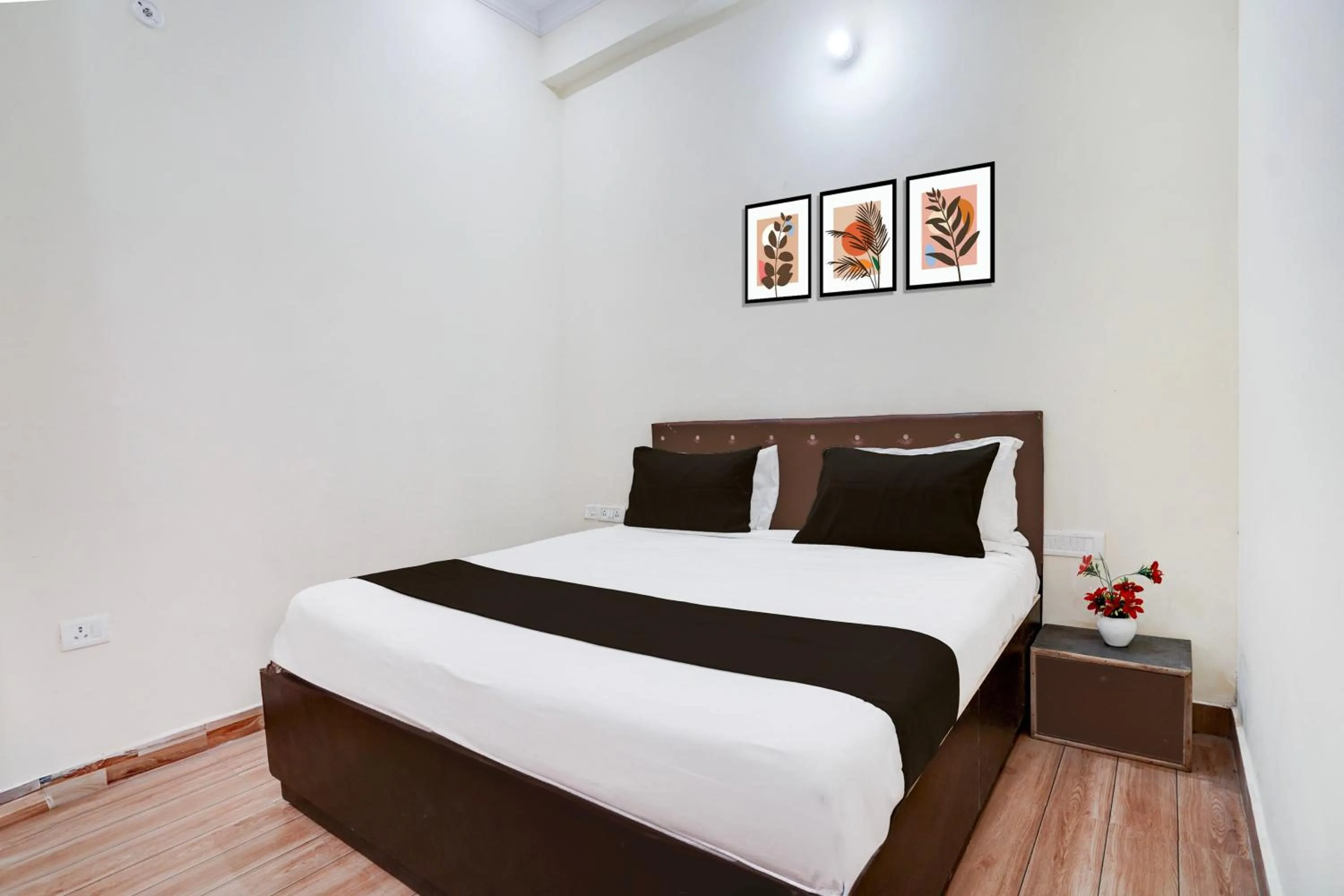 Bedroom in Hotel O Deva road Formerly Hotel Sunrise Inn