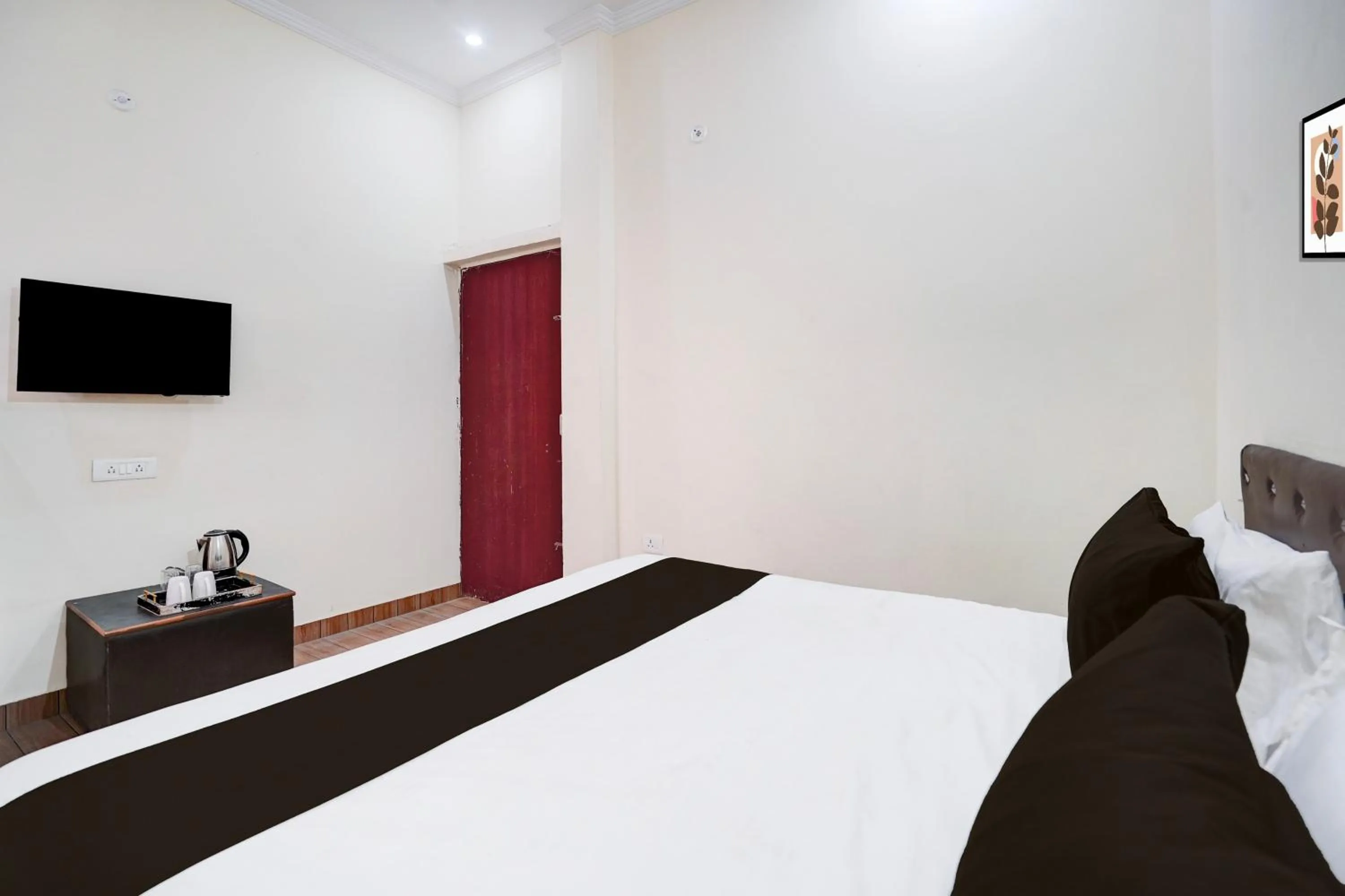 Bedroom in Hotel O Deva road Formerly Hotel Sunrise Inn