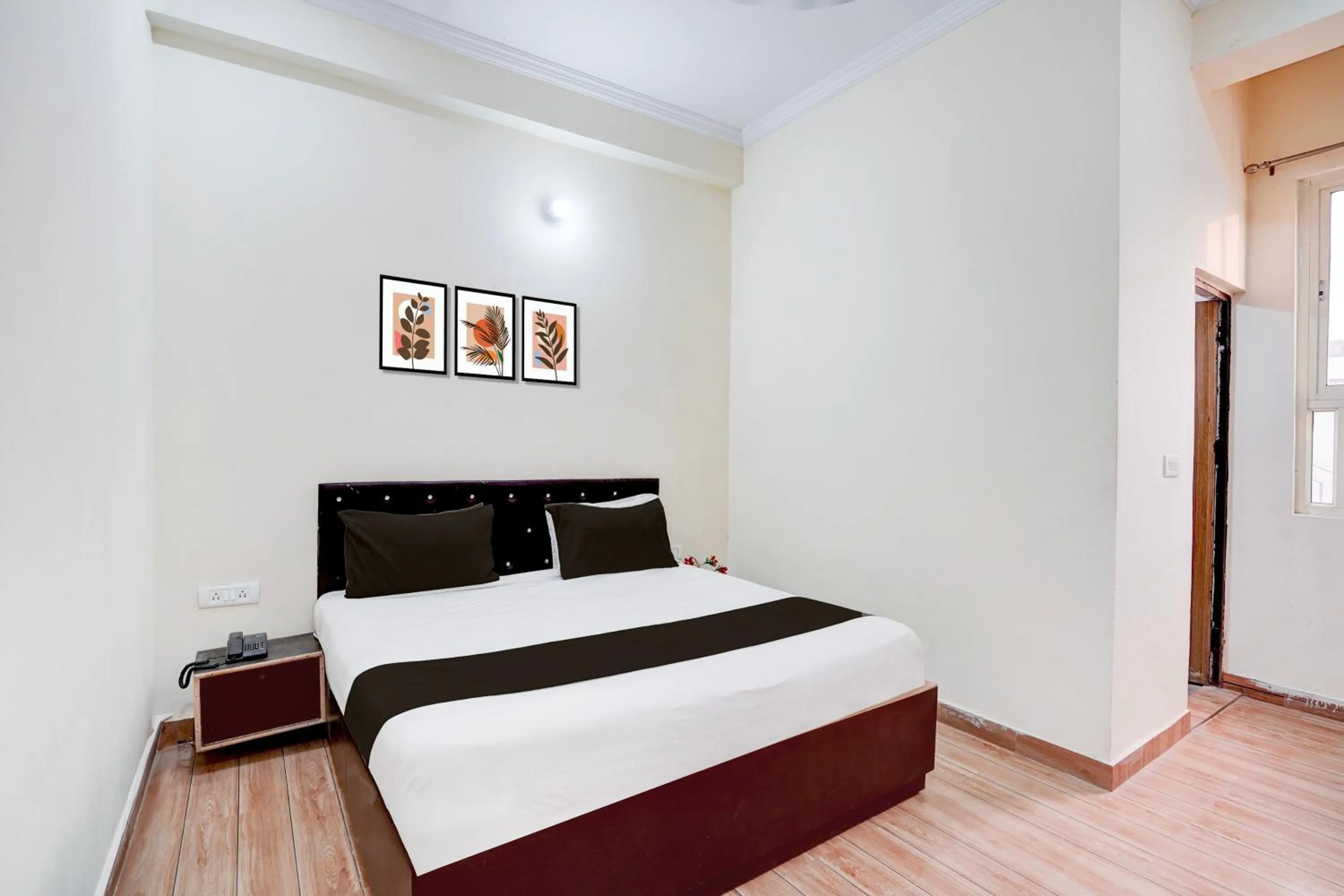 Bedroom in Hotel O Deva road Formerly Hotel Sunrise Inn