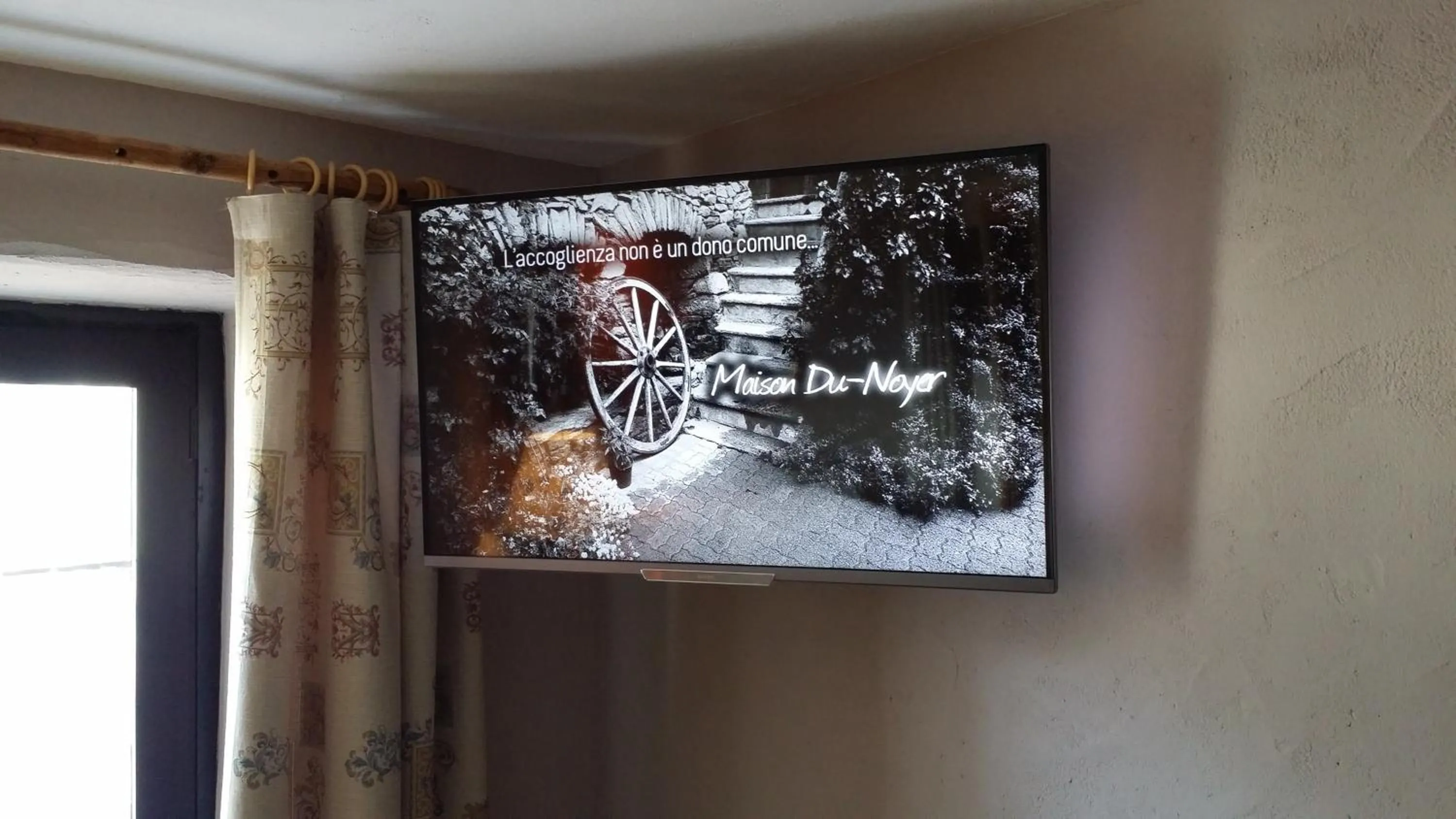 TV and multimedia in Maison Du-Noyer Chambres et Tables d'Hotes