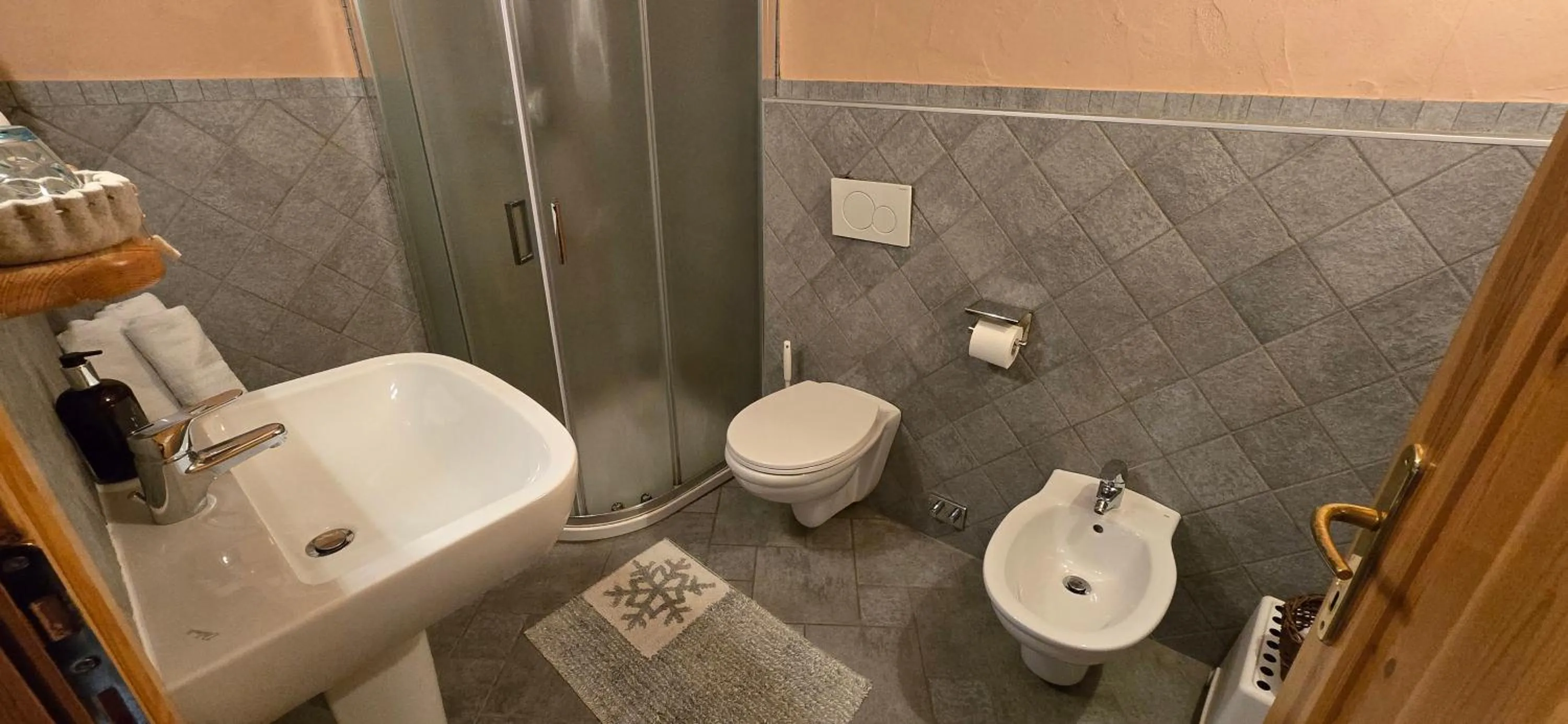 Shower in Maison Du-Noyer Chambres et Tables d'Hotes