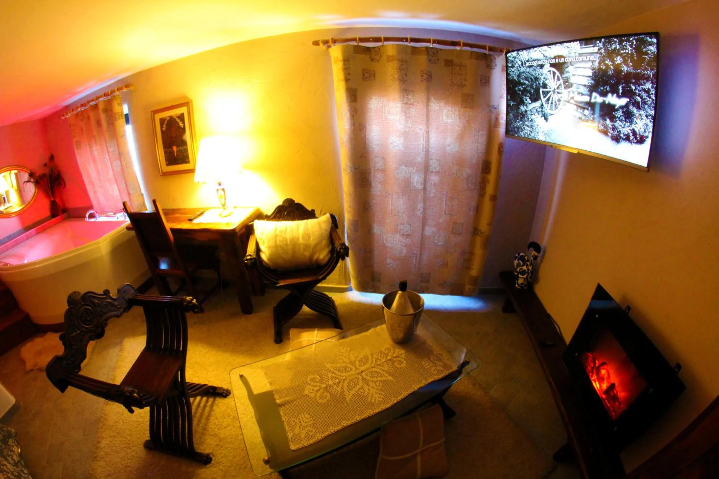 TV and multimedia in Maison Du-Noyer Chambres et Tables d'Hotes