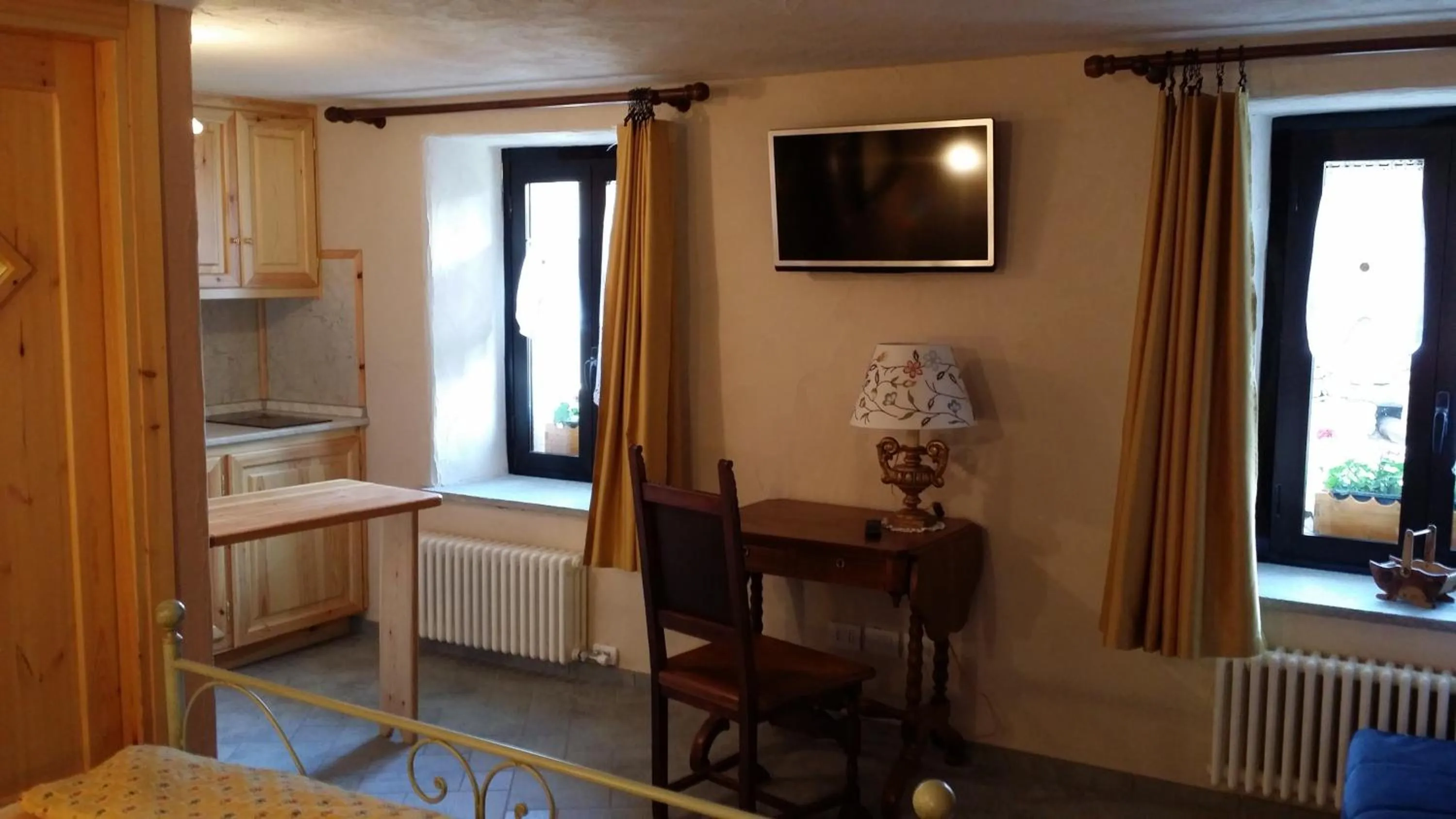 Photo of the whole room in Maison Du-Noyer Chambres et Tables d'Hotes