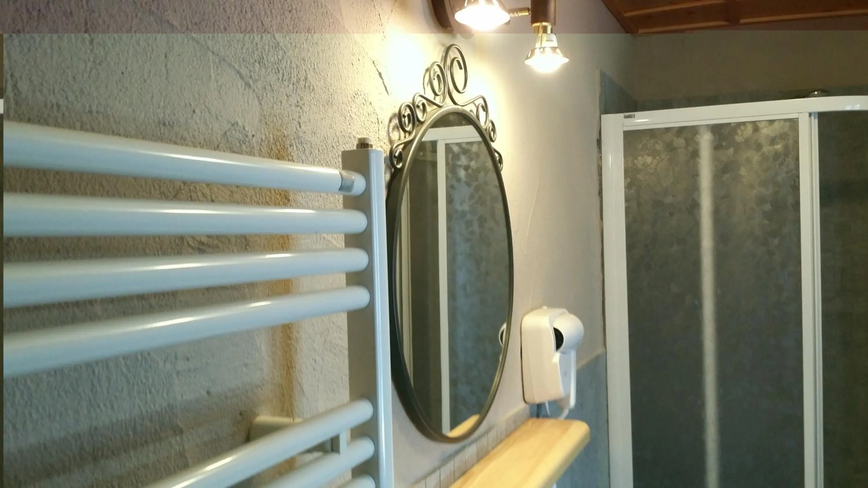 Bathroom in Maison Du-Noyer Chambres et Tables d'Hotes