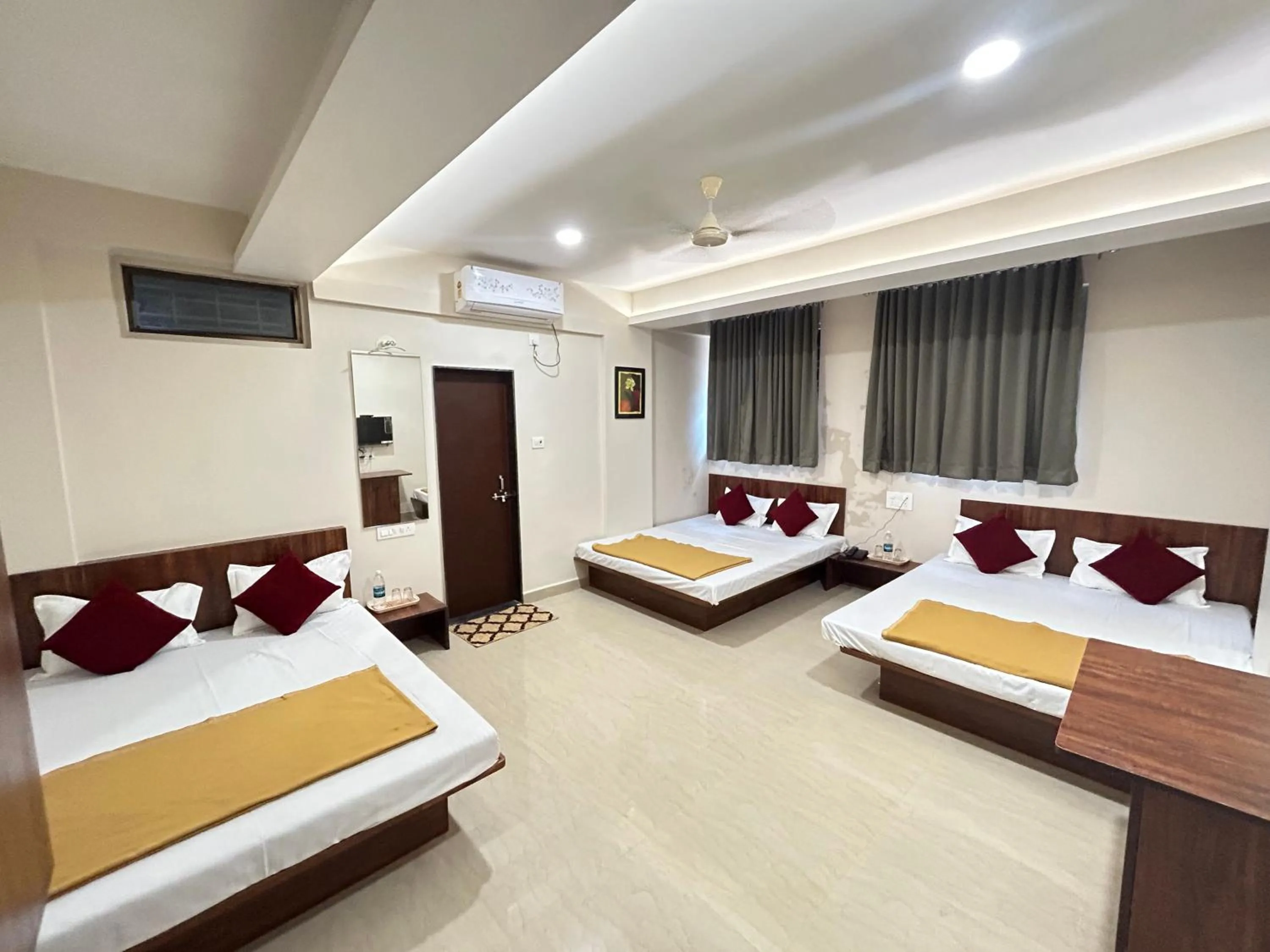 Bed in Hotel Darshan Grand