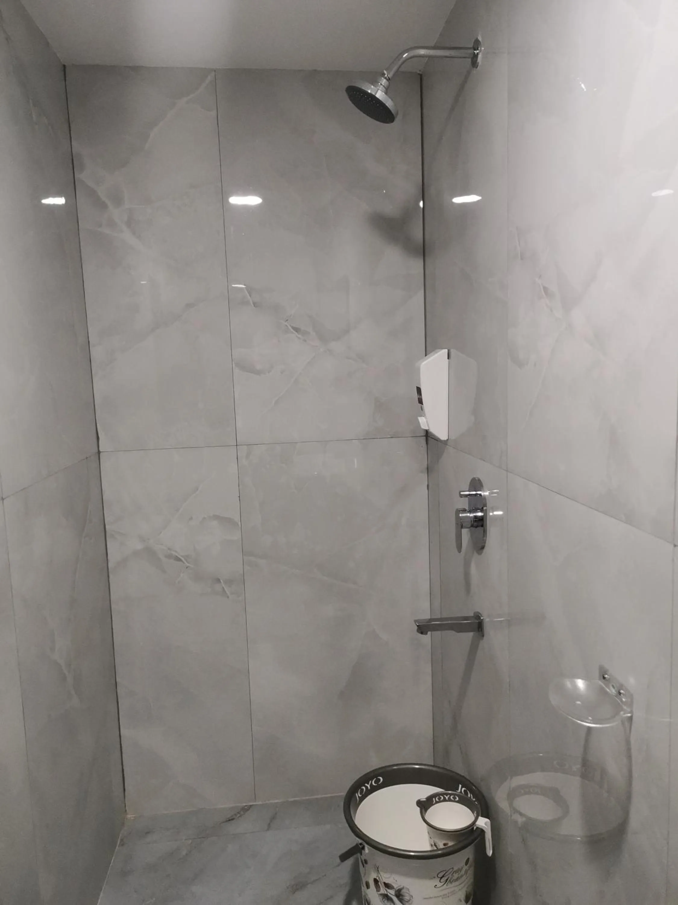 Shower in Hotel Darshan Grand