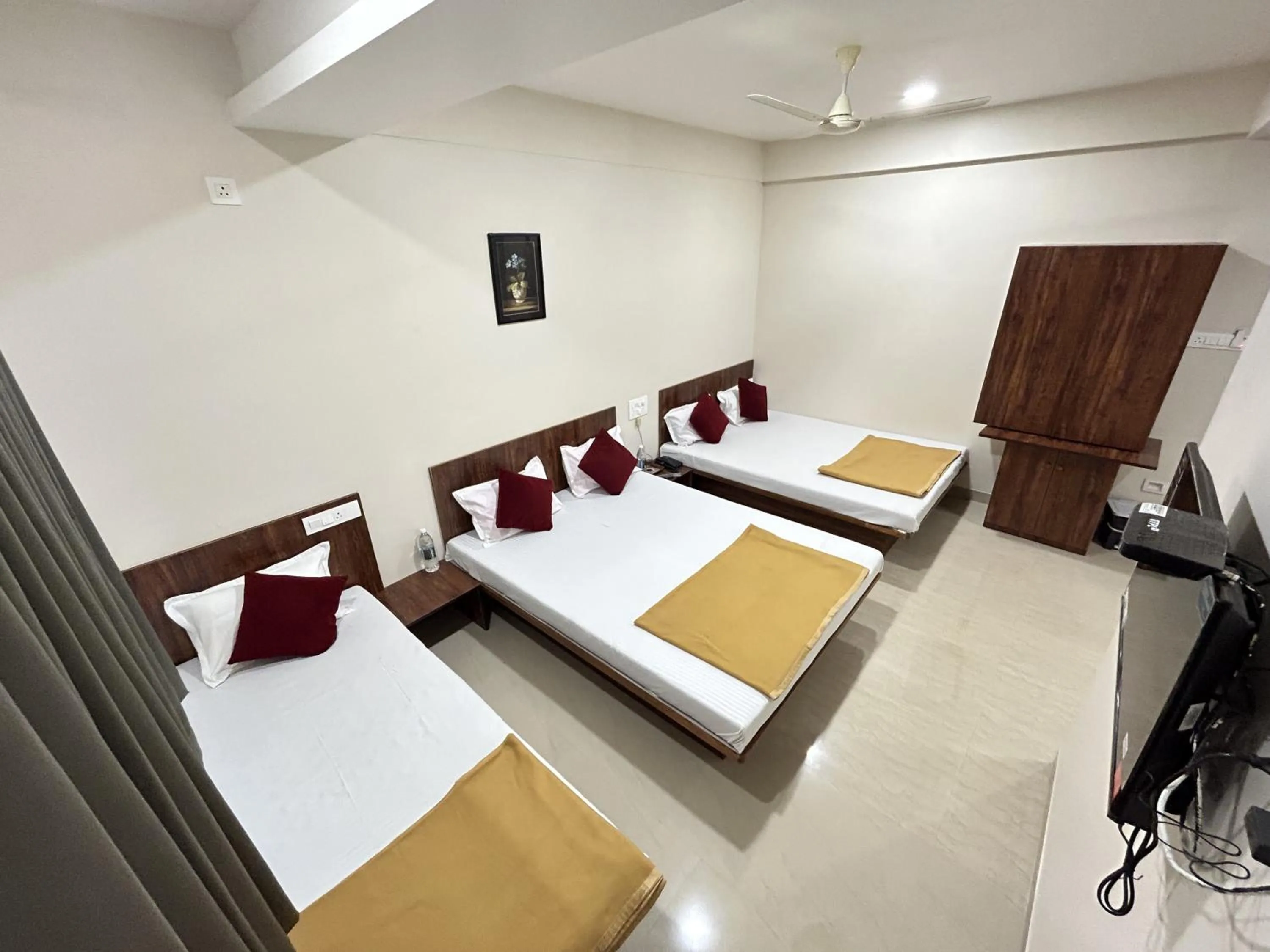 Bed in Hotel Darshan Grand