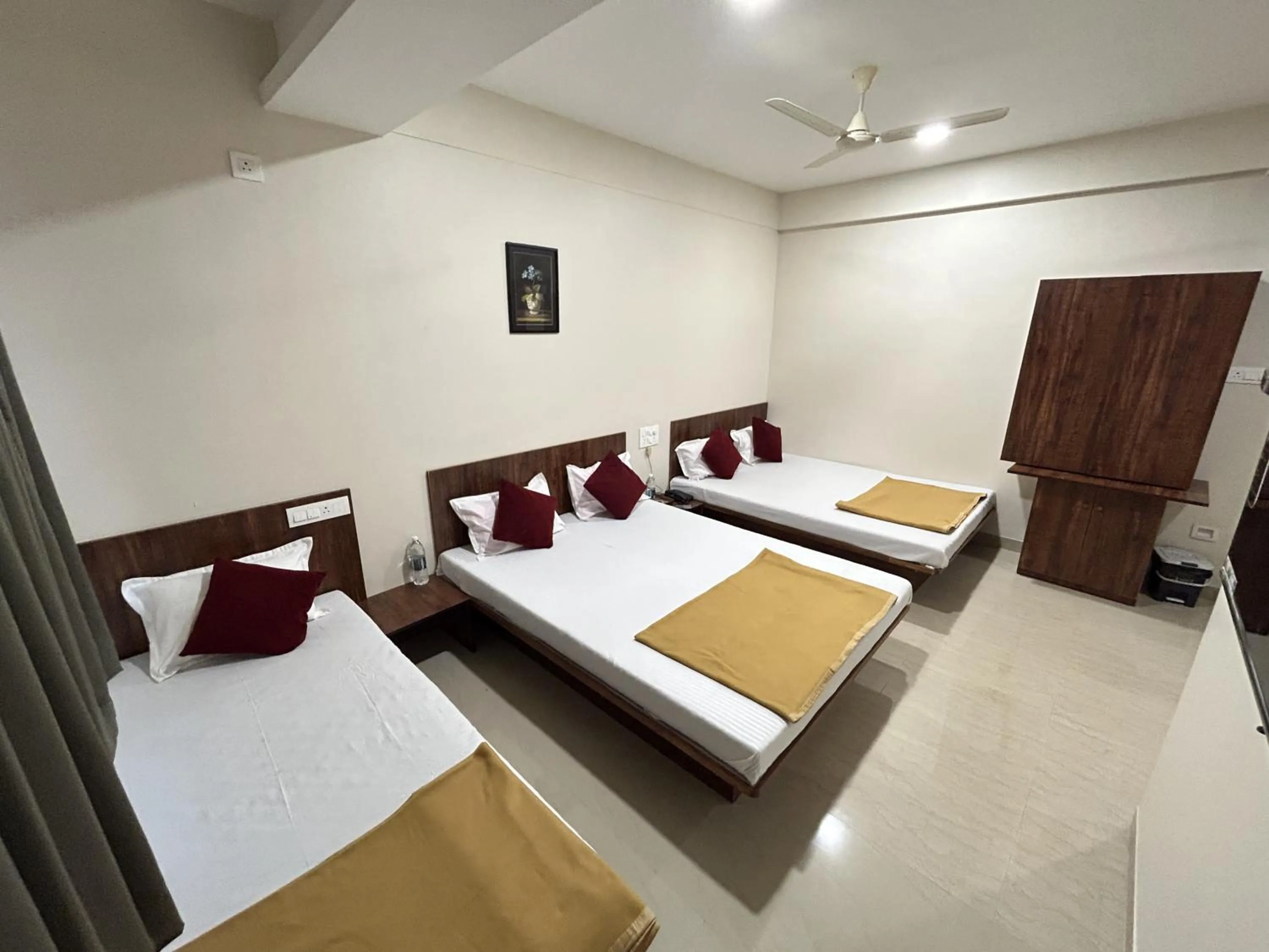 Bed in Hotel Darshan Grand