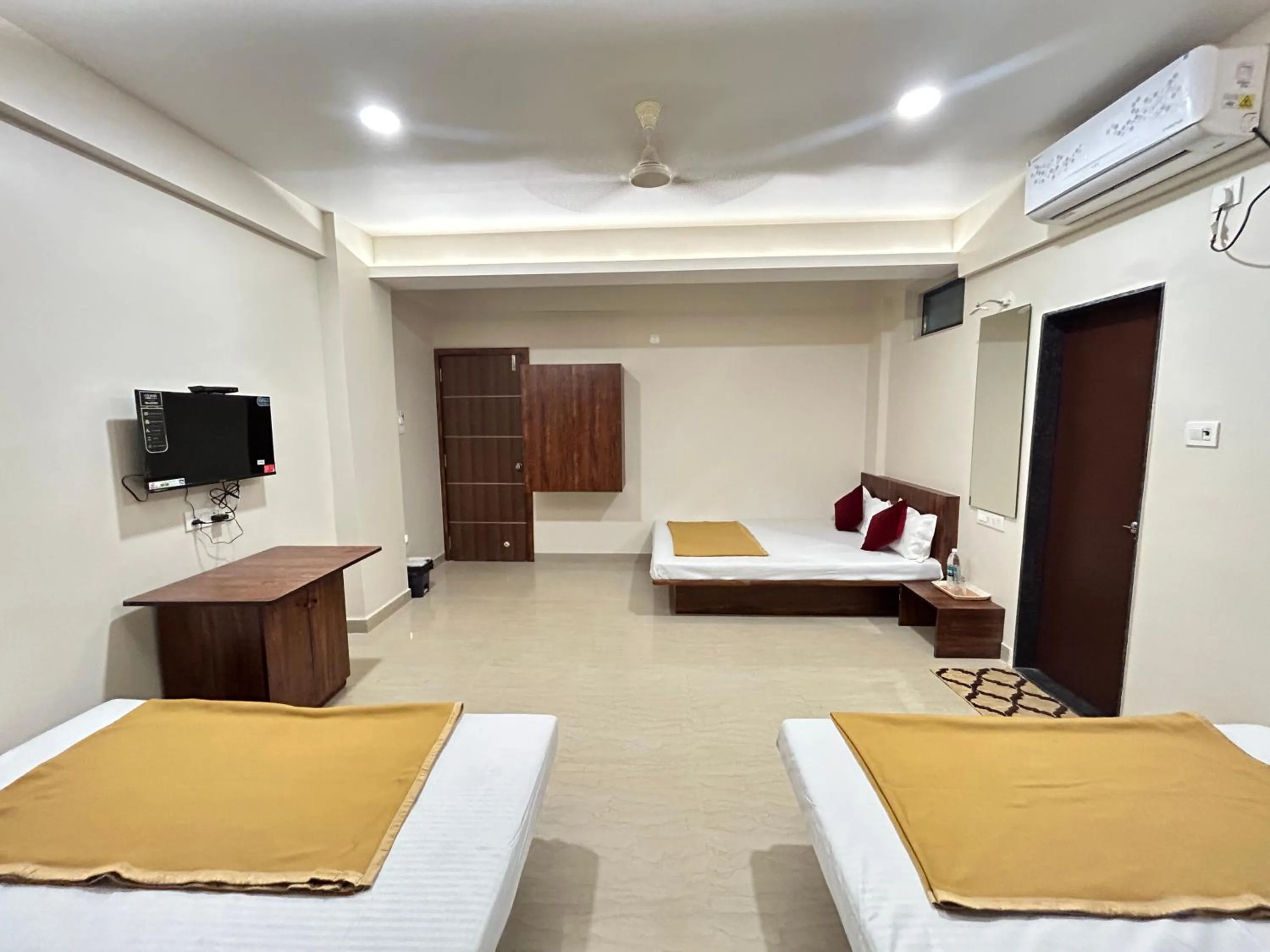 Bed in Hotel Darshan Grand