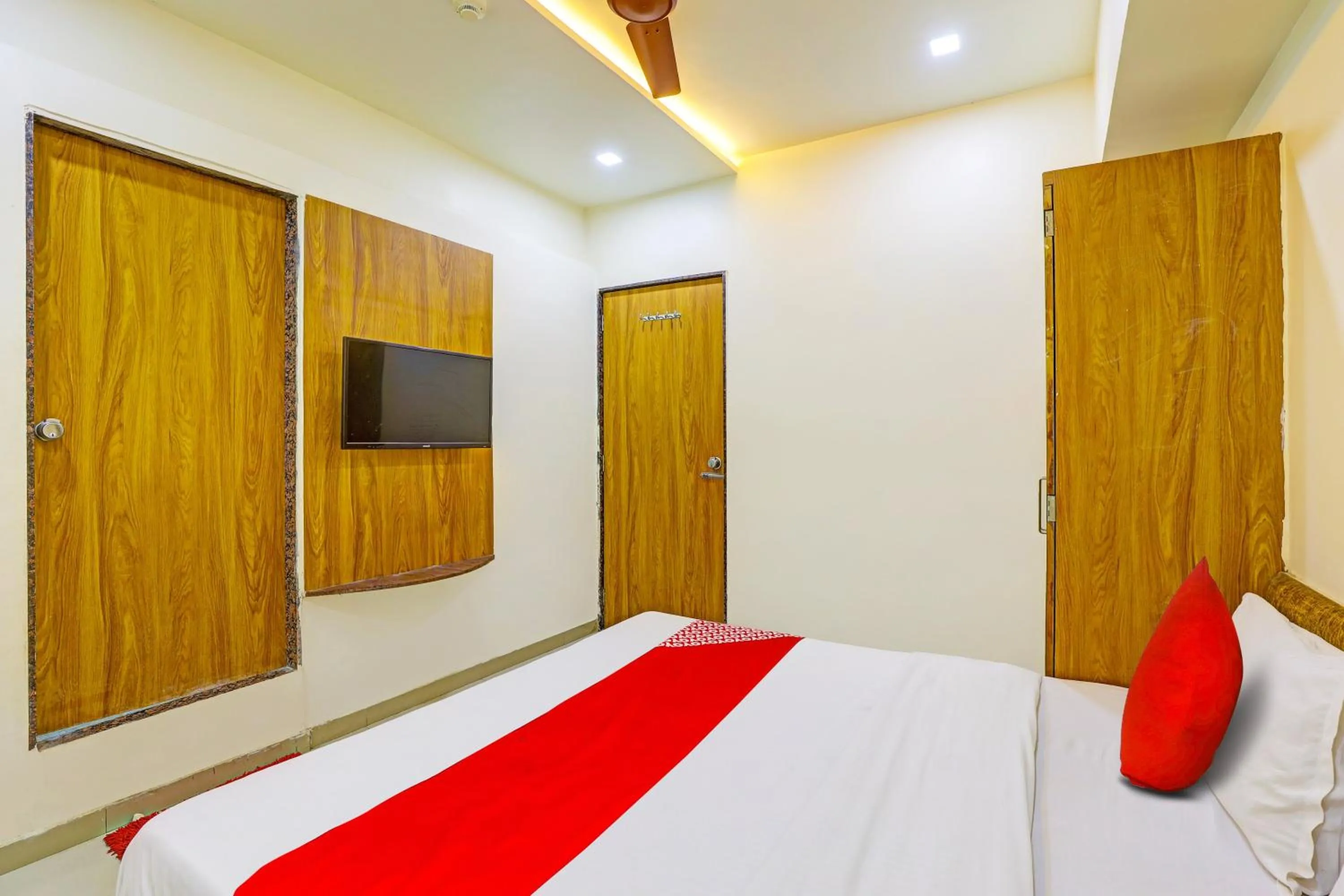 Bedroom, TV/Entertainment Center in Hotel Madhav,Ahmedabad