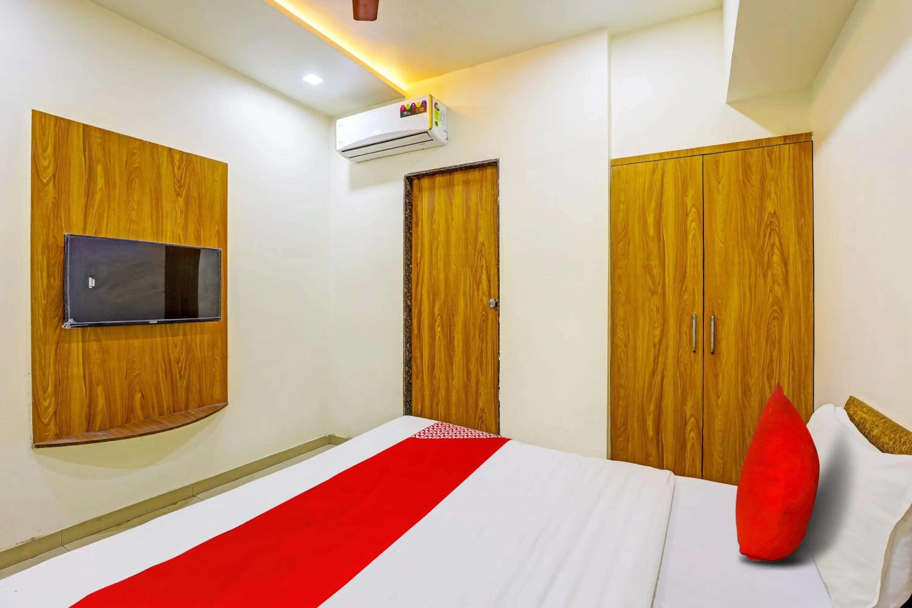 Bedroom, TV/Entertainment Center in Hotel Madhav,Ahmedabad
