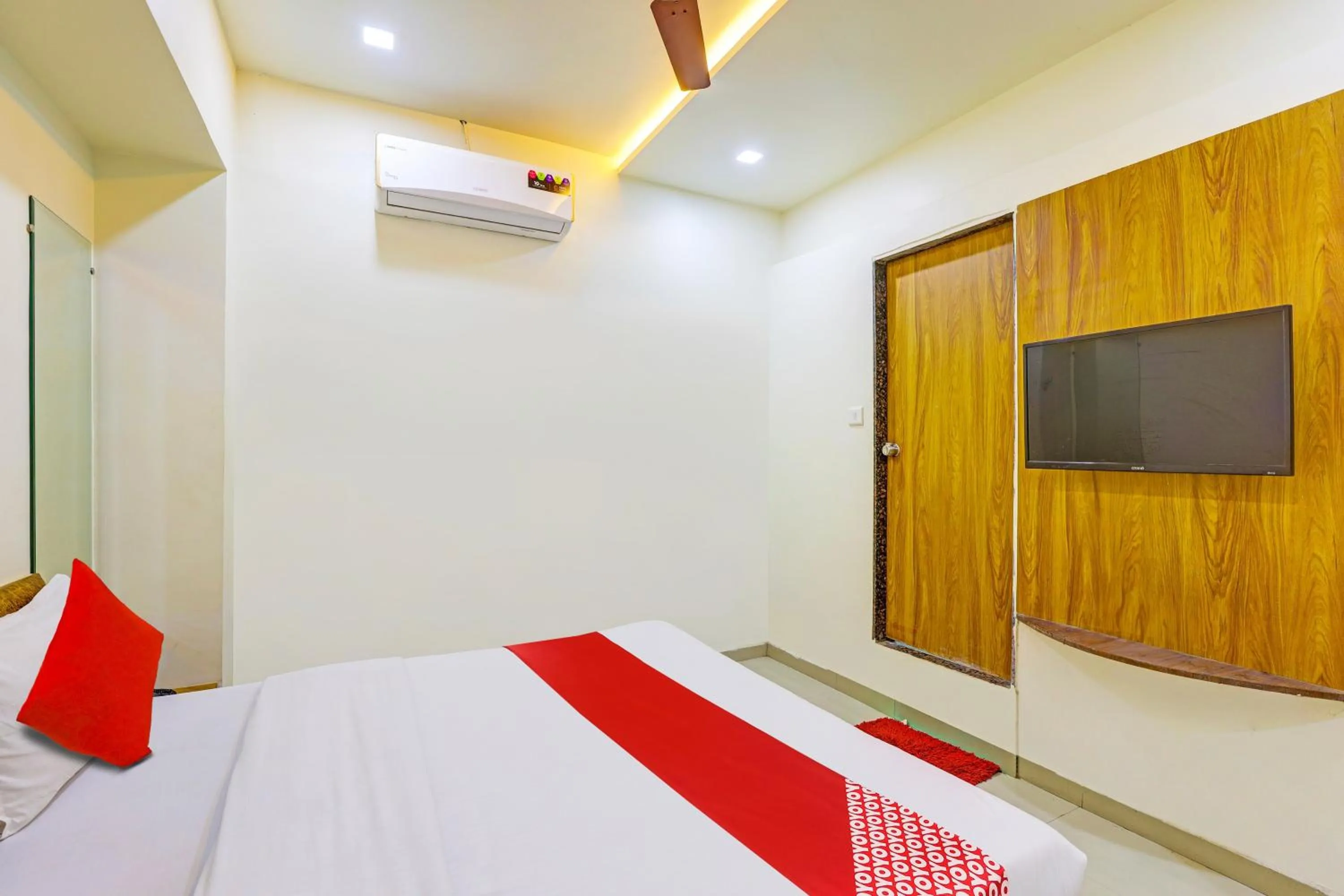 Bedroom, TV/Entertainment Center in Hotel Madhav,Ahmedabad