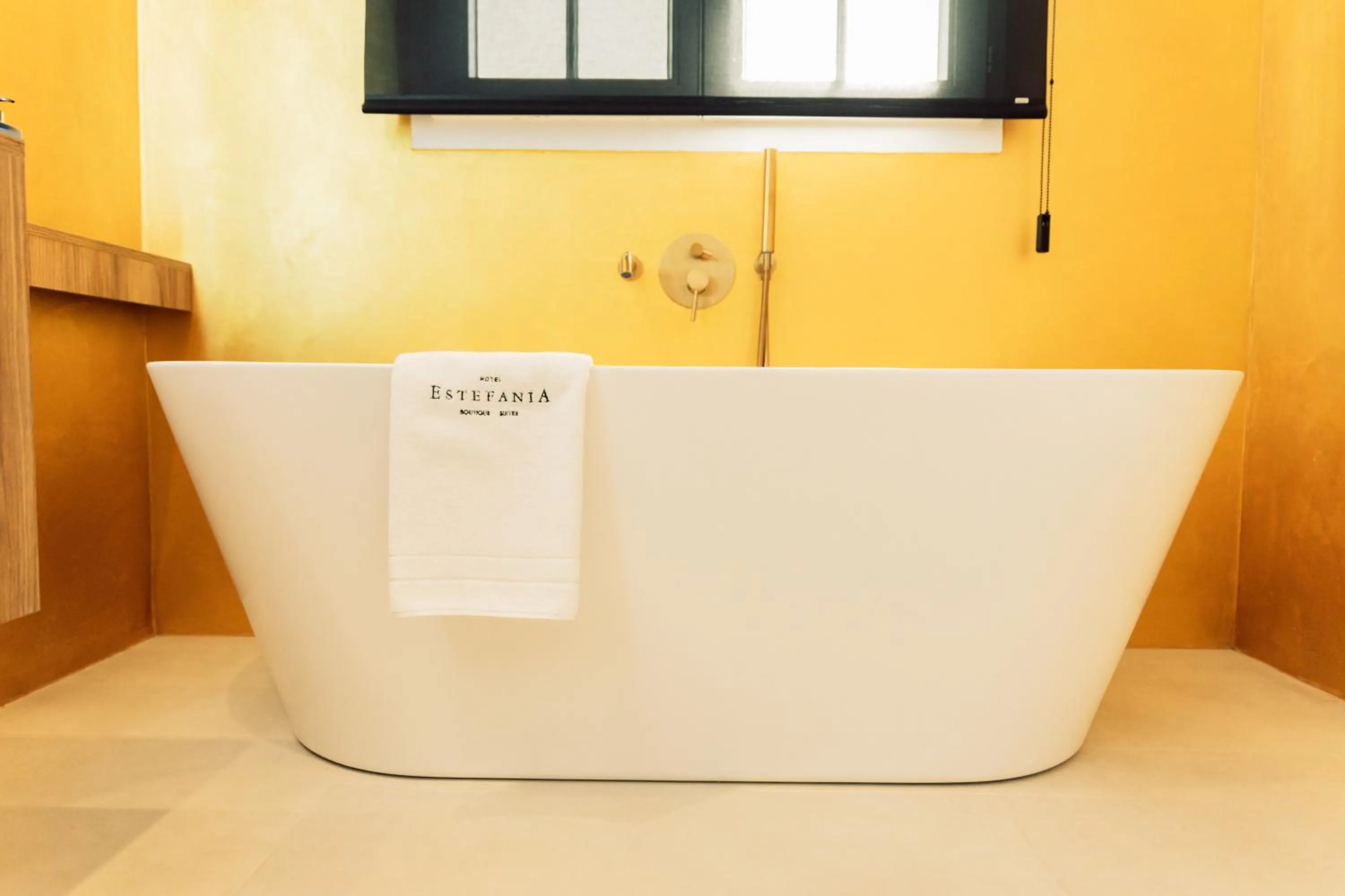 Bath in Hotel Estefania Boutique Suites
