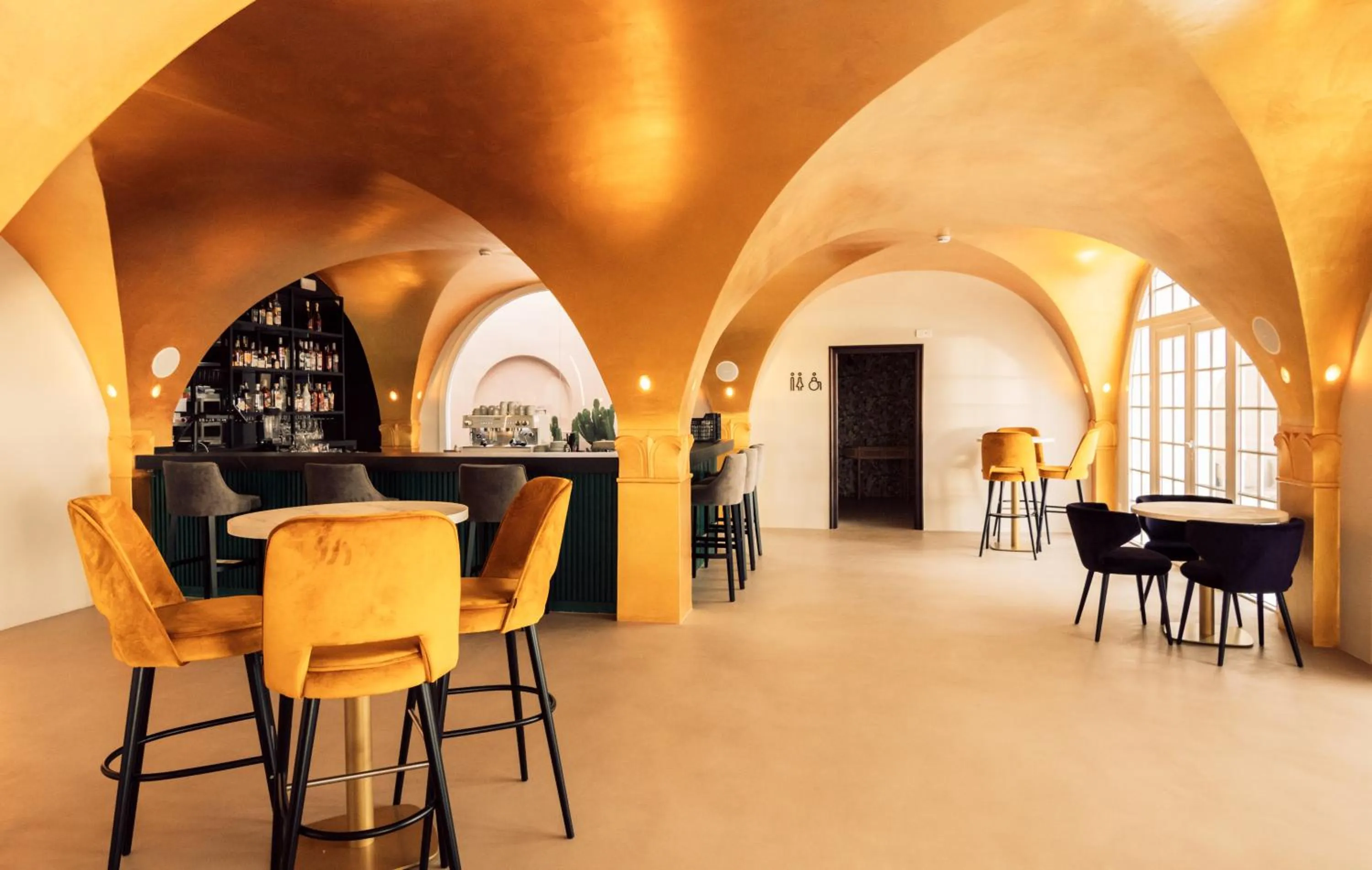 Restaurant/places to eat in Hotel Estefania Boutique Suites