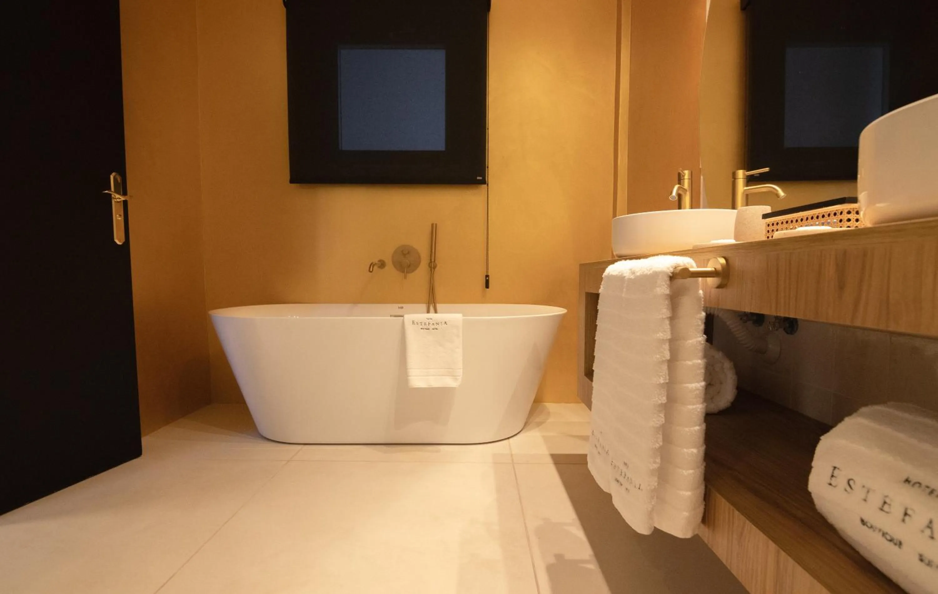 Bathroom, Bed in Hotel Estefania Boutique Suites